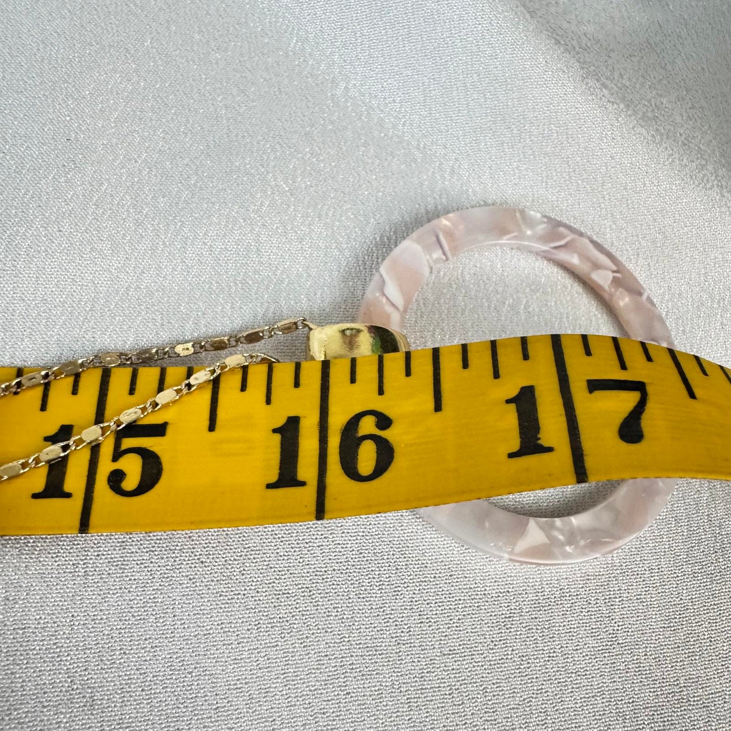 Liz Claiborne Gold Tone Chain Necklace Lucite Circle Pendant – Pink & Cream