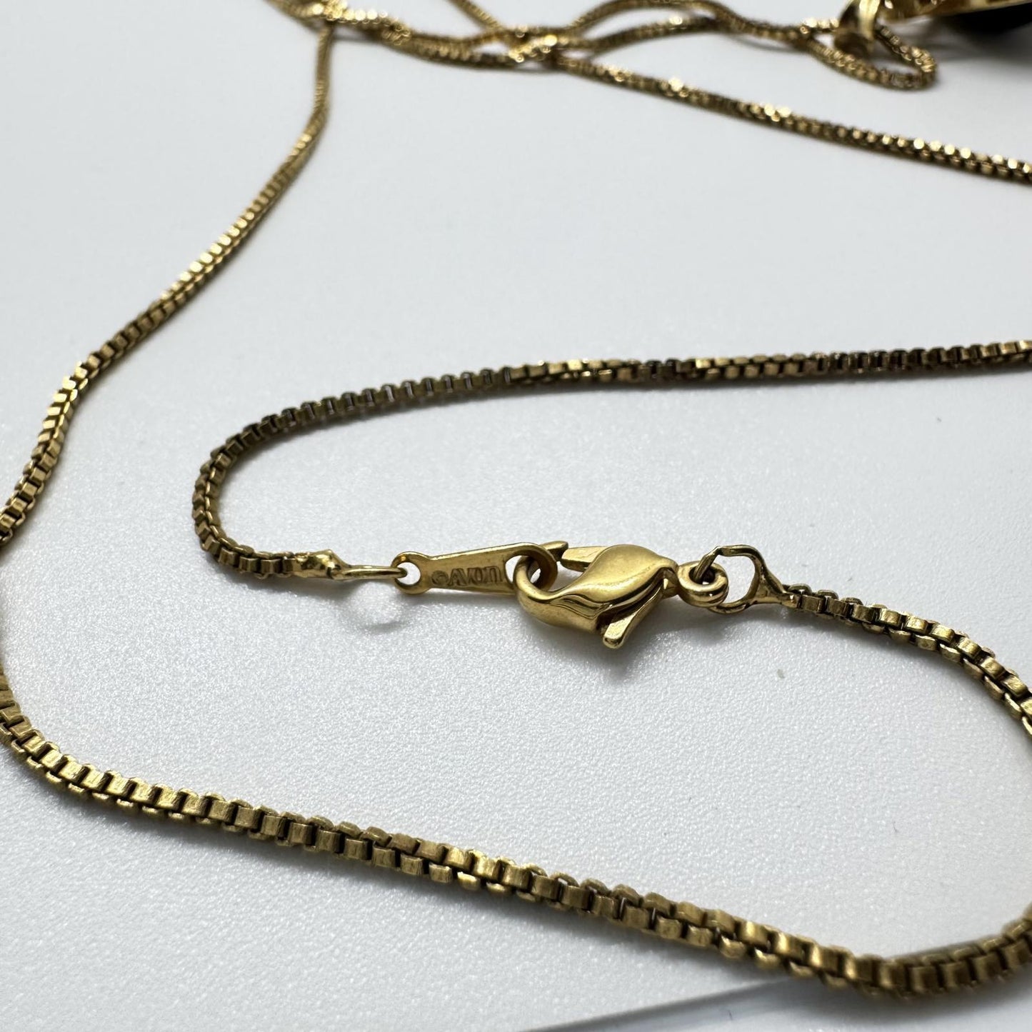 Vintage Avon Gold-Tone Flip Pendant Necklace – Black & White Reversible Stone