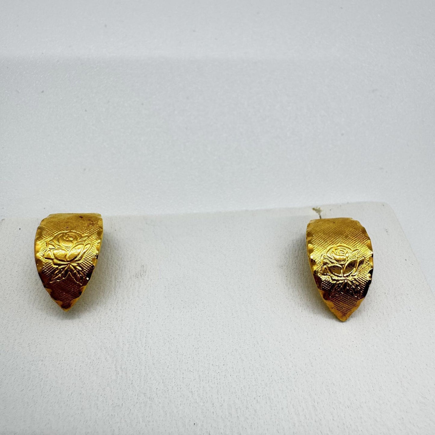 Vintage Gold-Tone Textured Hoop Earrings – Etched Design Minimalistic Style
