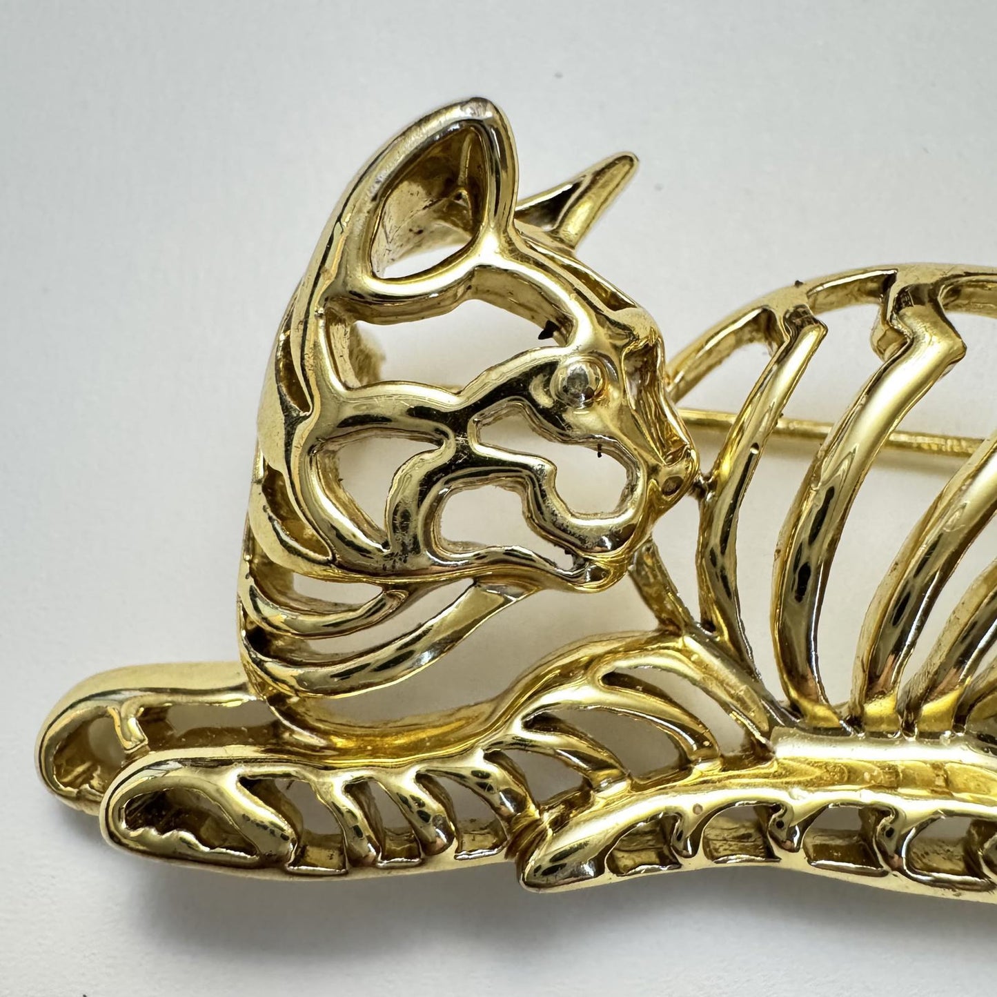 Charming Vintage Gold Cat Brooch – Elegant Whimsical Animal Pin