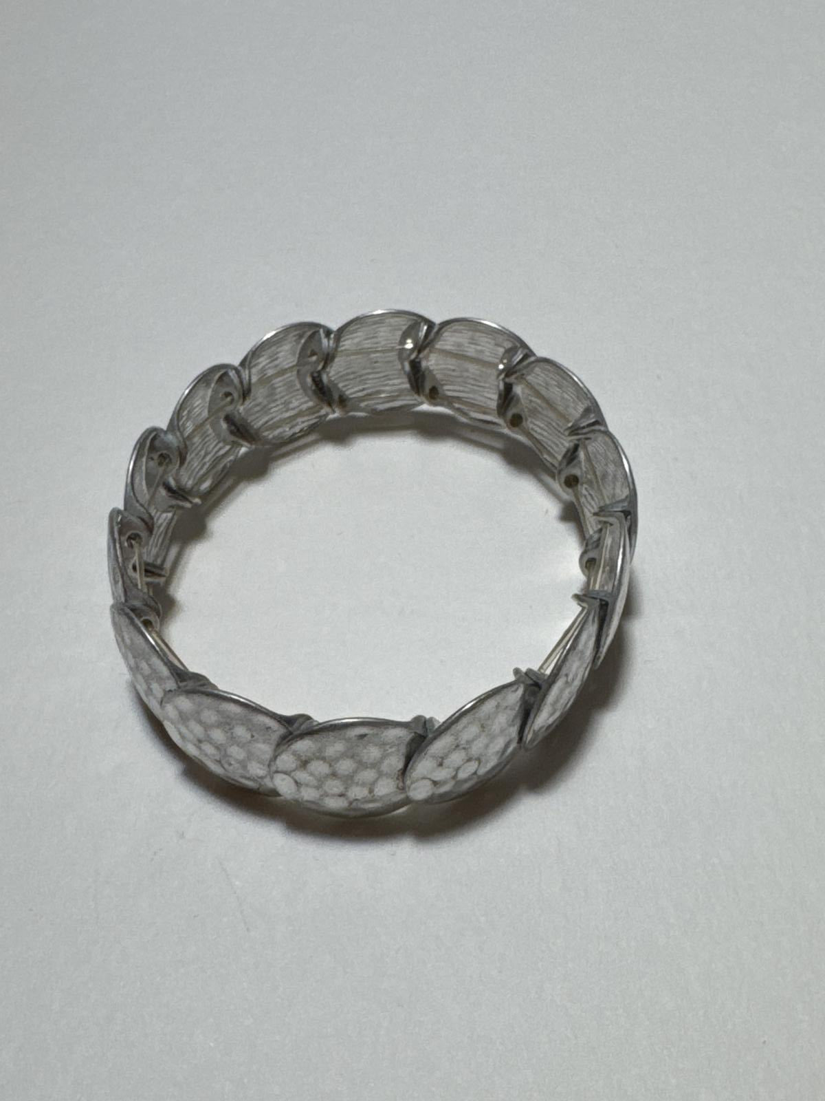 Elegant Silver Tone Scalloped Stetch Bracelet BoHo design