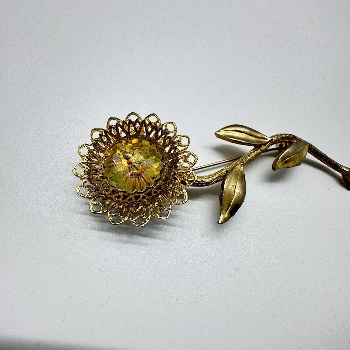 Vintage Gold-Tone Sunflower Brooch – Filigree Floral Pin with Sparkling Center