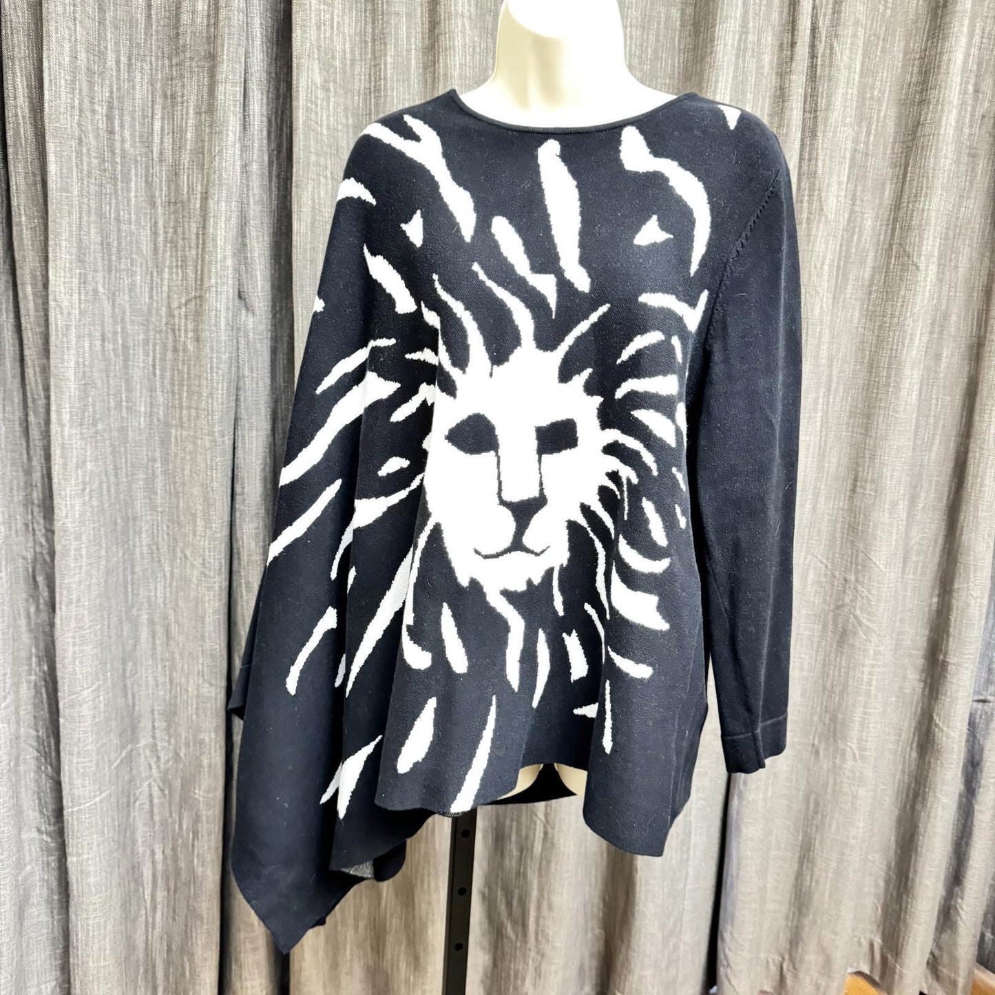 Anne Klein Stylish Black Lion Graphic Sweater/Shaw