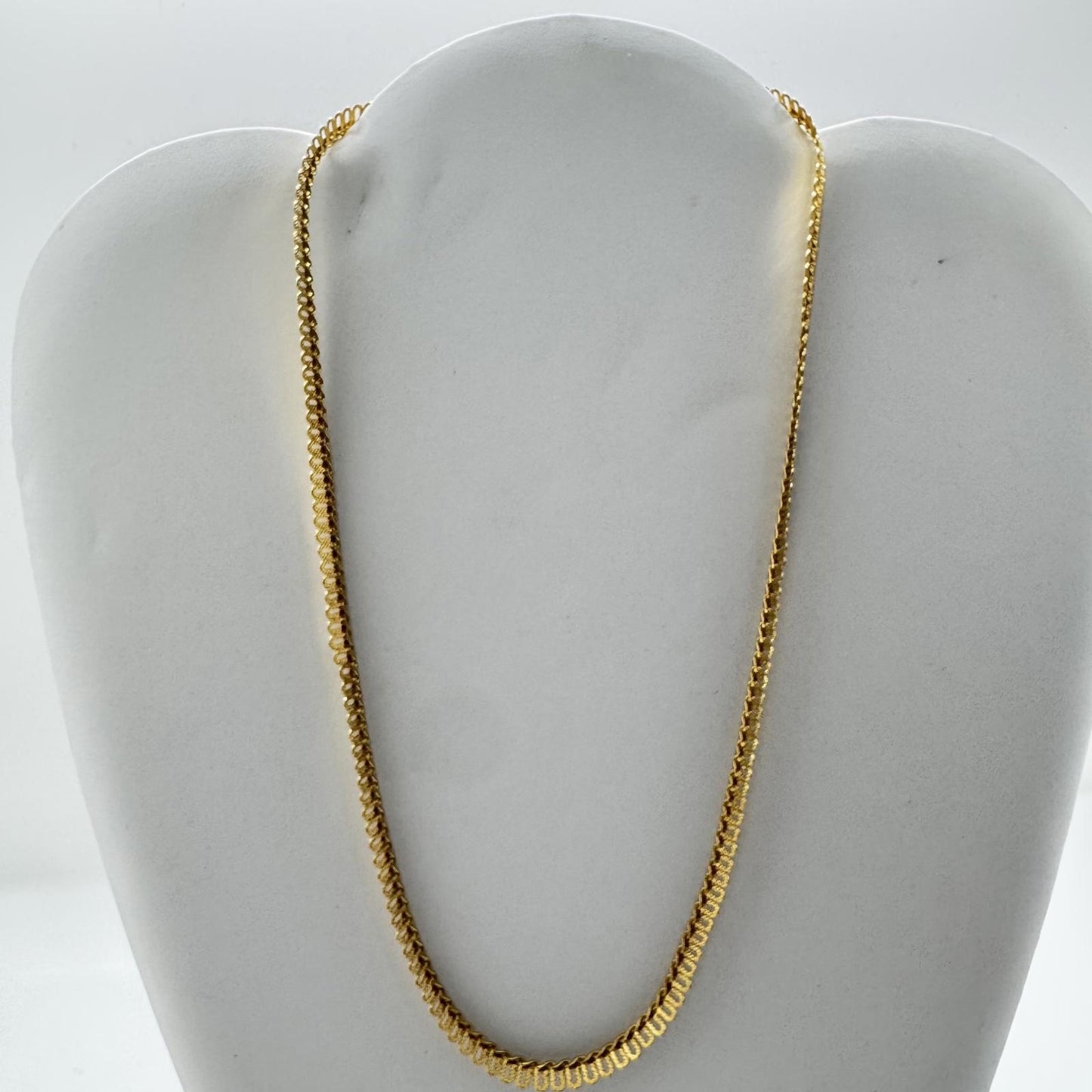 Vintage Gold-Tone Herringbone Chain Necklace – Classic Elegant Statement Piece
