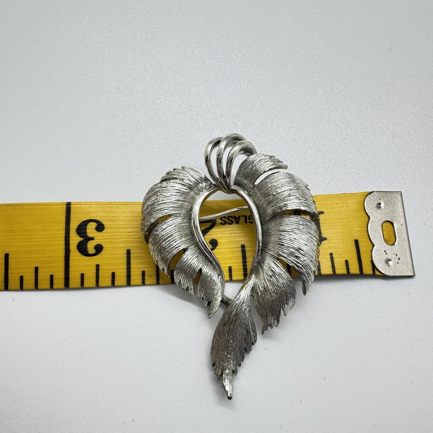 Vintage Lisner Silver-Tone Leaf Brooch – Elegant Swirl Pin, Mid-Century Classic