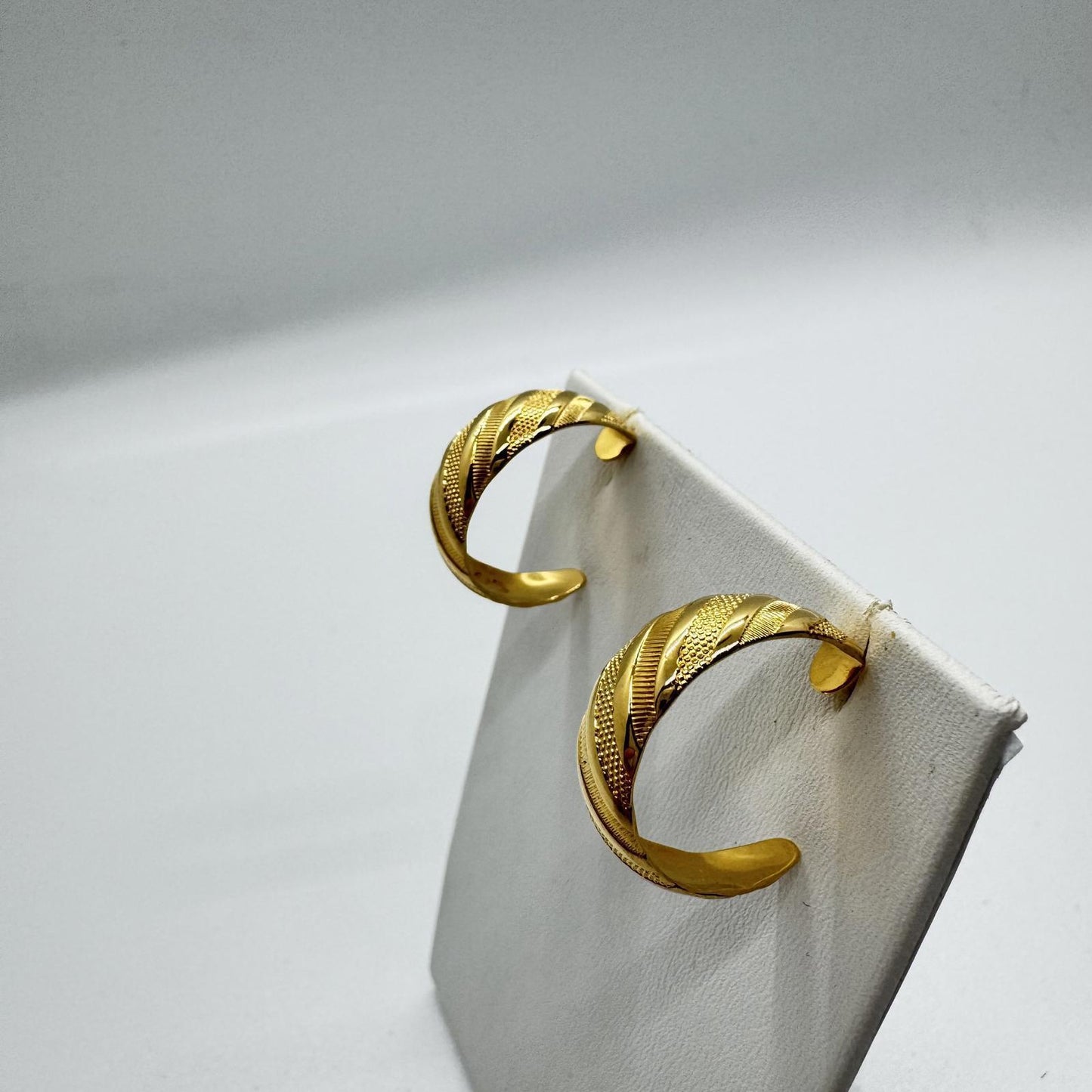 Vintage Gold-Tone Textured Hoop Earrings – Etched & Ribbed Half Hoops