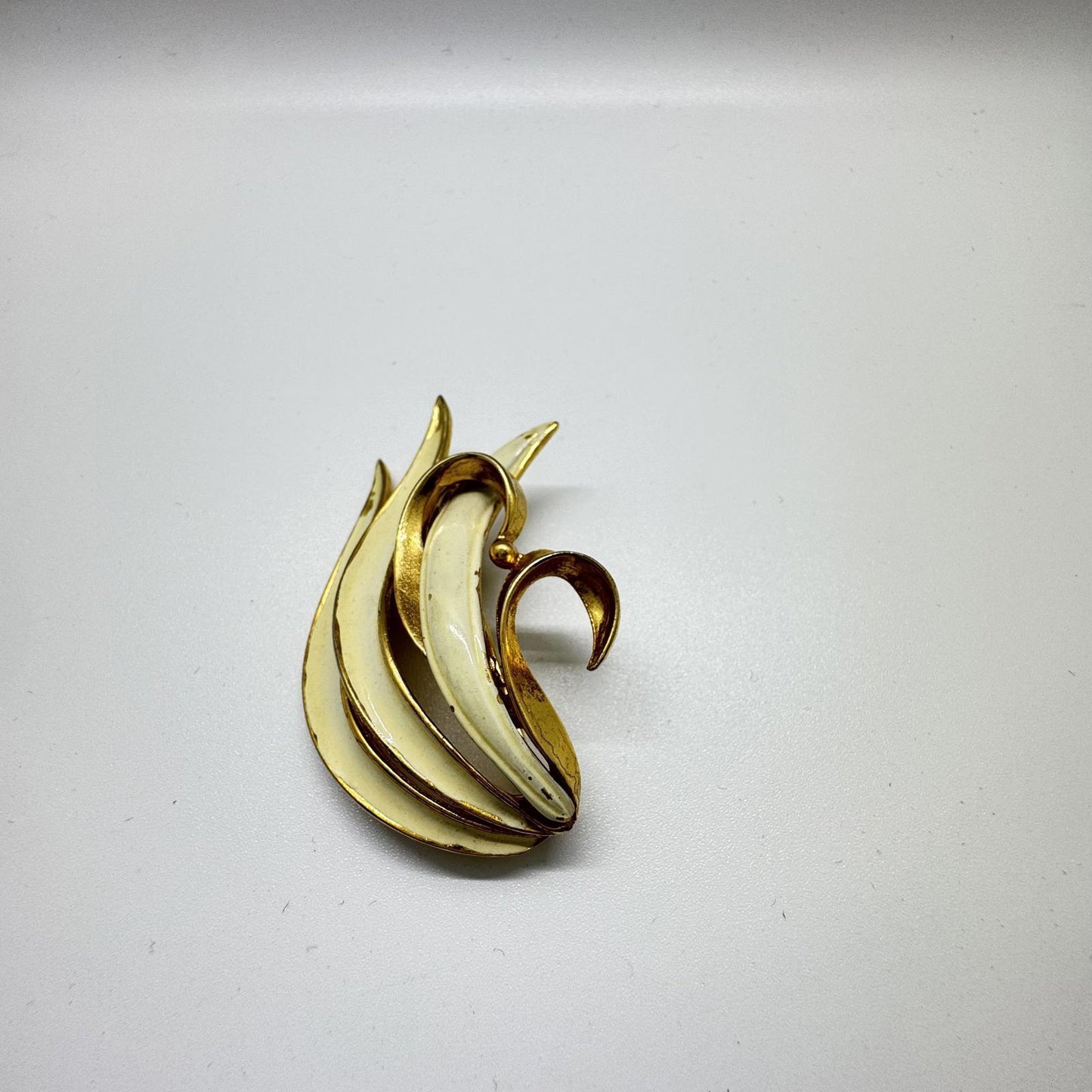 Vintage BSK Gold-Tone Swirl Brooch – Enamel Accent Elegant Signed Brooch