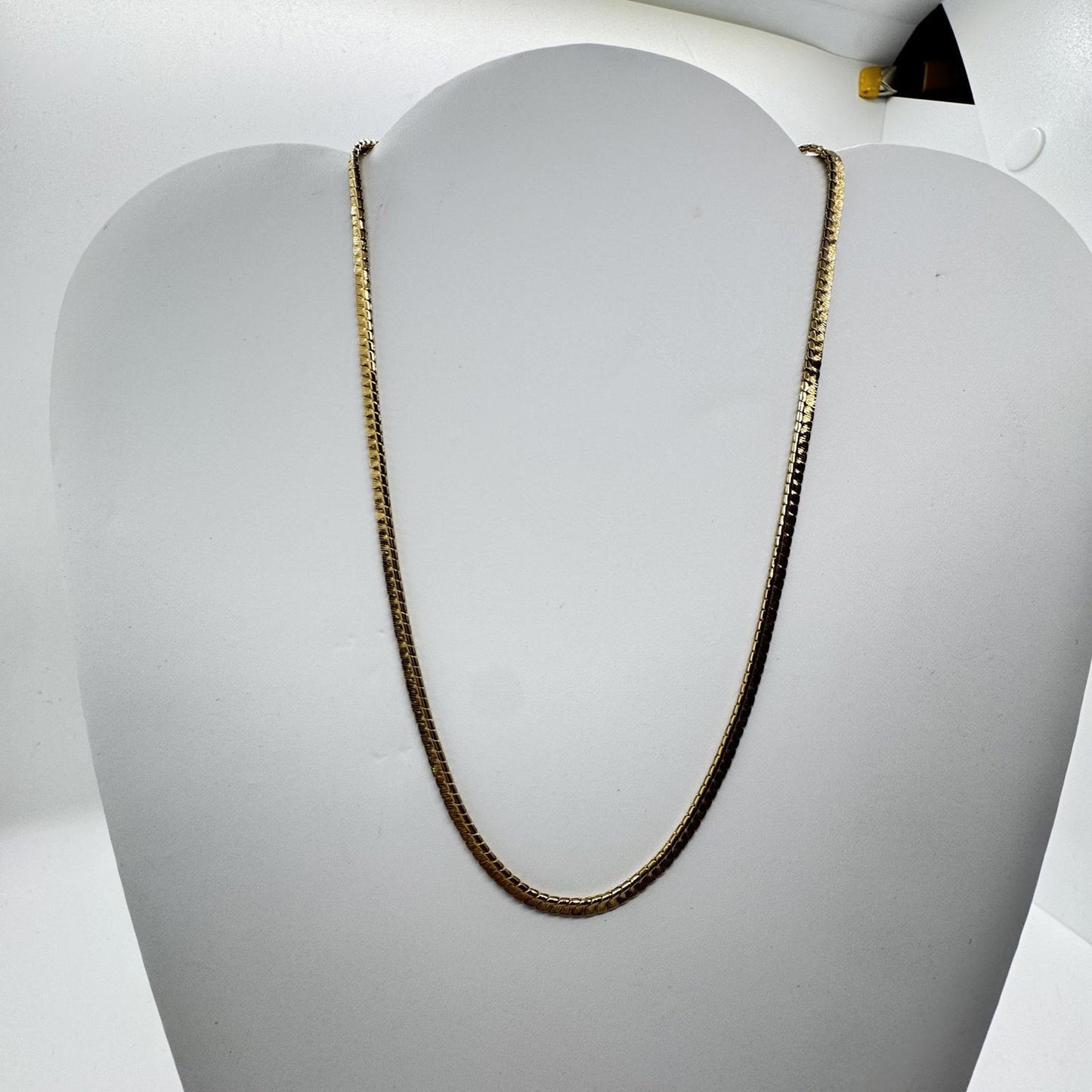 Vintage Avon Gold-Tone Herringbone Chain Necklace – Classic Minimalist Jewelry