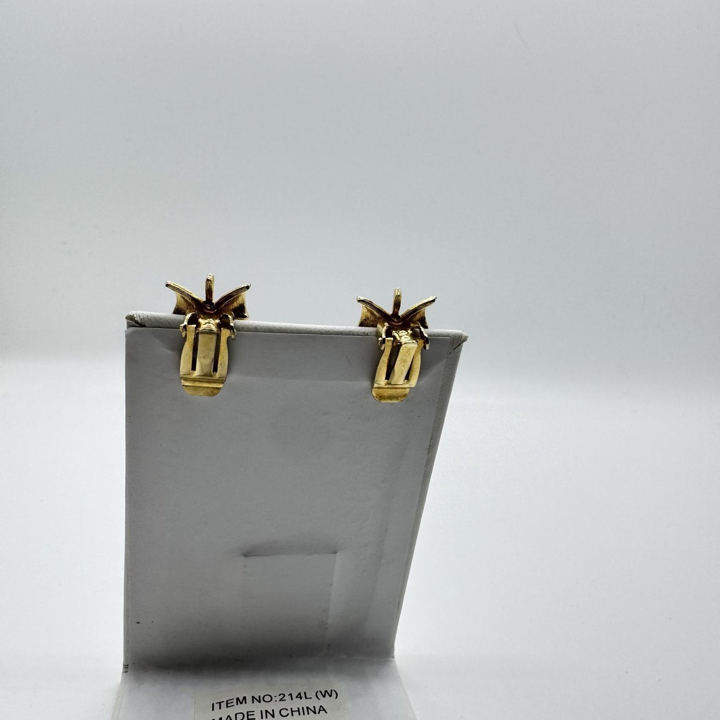 Vintage Gold-Tone Leaf Clip-On Earrings – Textured Mid-Century Modern Design