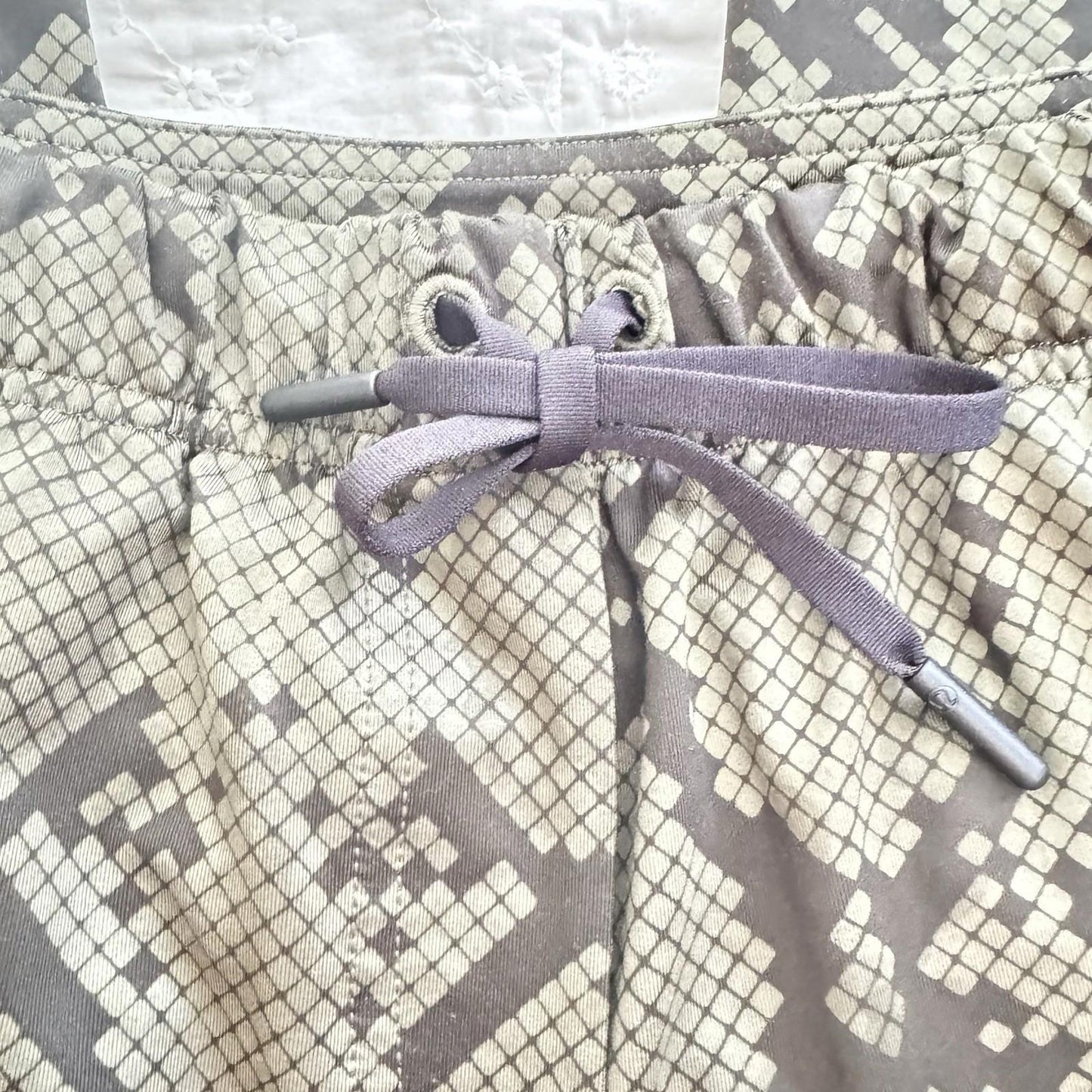 Lululemon Athletically leggings size 6 Gator Print