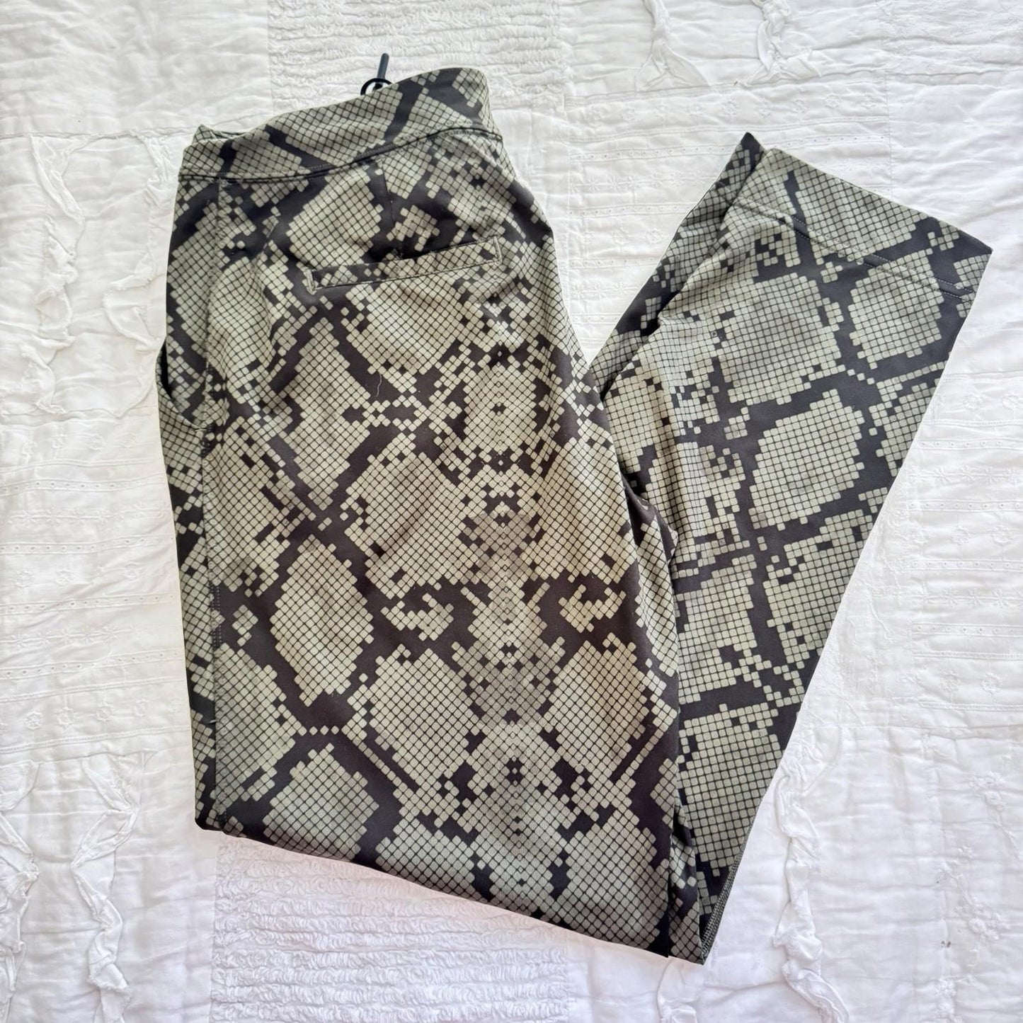 Lululemon Athletically leggings size 6 Gator Print