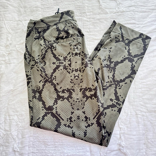 Lululemon Athletically leggings size 6 Gator Print