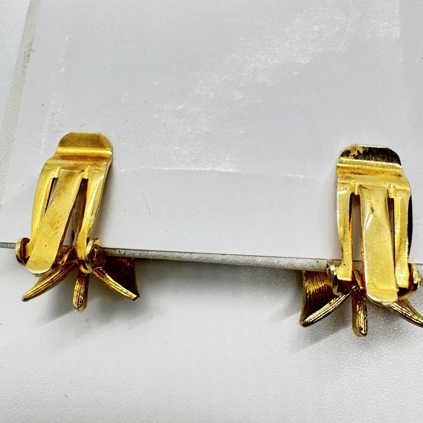 Vintage Gold-Tone Leaf Clip-On Earrings – Textured Mid-Century Modern Design