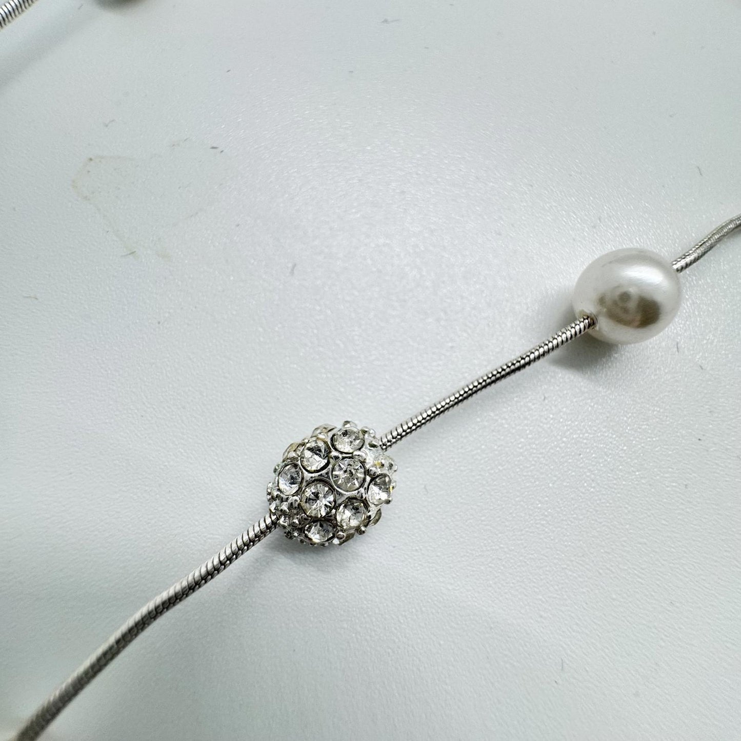 Silver-Tone Faux Pearl & Rhinestone Necklace – Elegant & Classic Jewelry