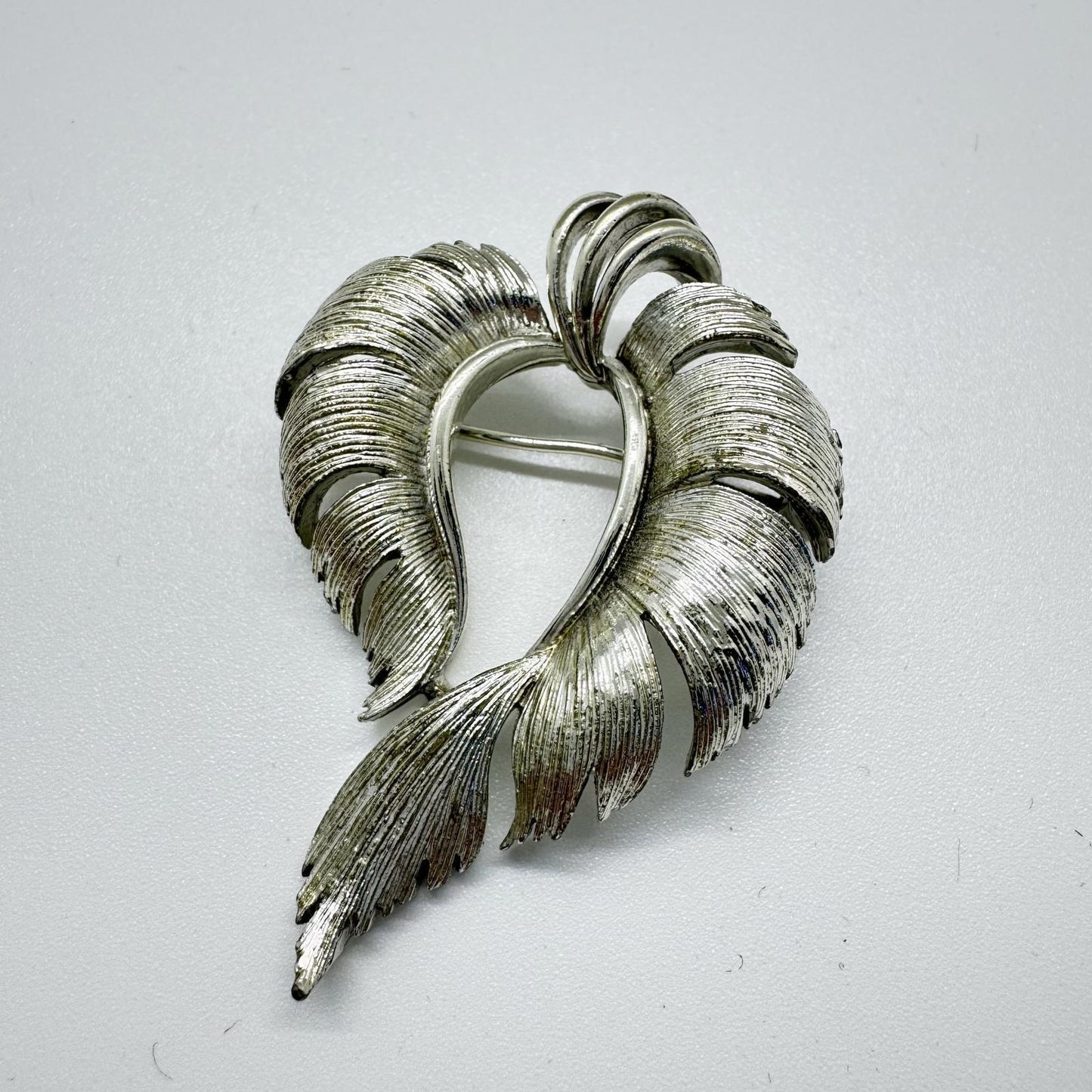 Vintage Lisner Silver-Tone Leaf Brooch – Elegant Swirl Pin, Mid-Century Classic