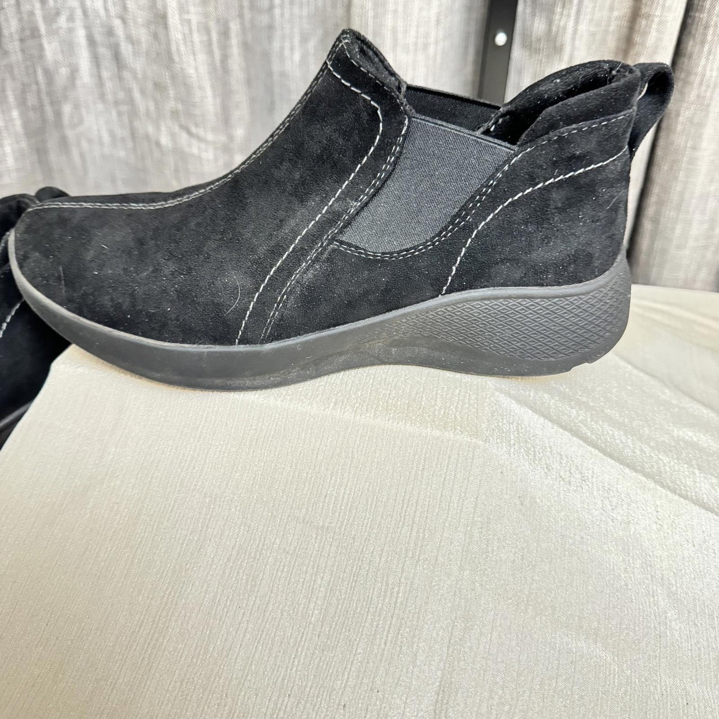 Eatrh Origins Comfortable Black Suede Ankle Boots by Size 8 Never Worn