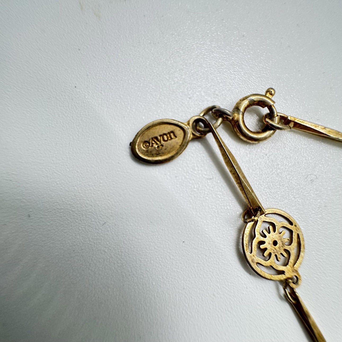 Vintage Avon Gold-Tone Filigree Medallion Station Necklace – Elegant & Delicate