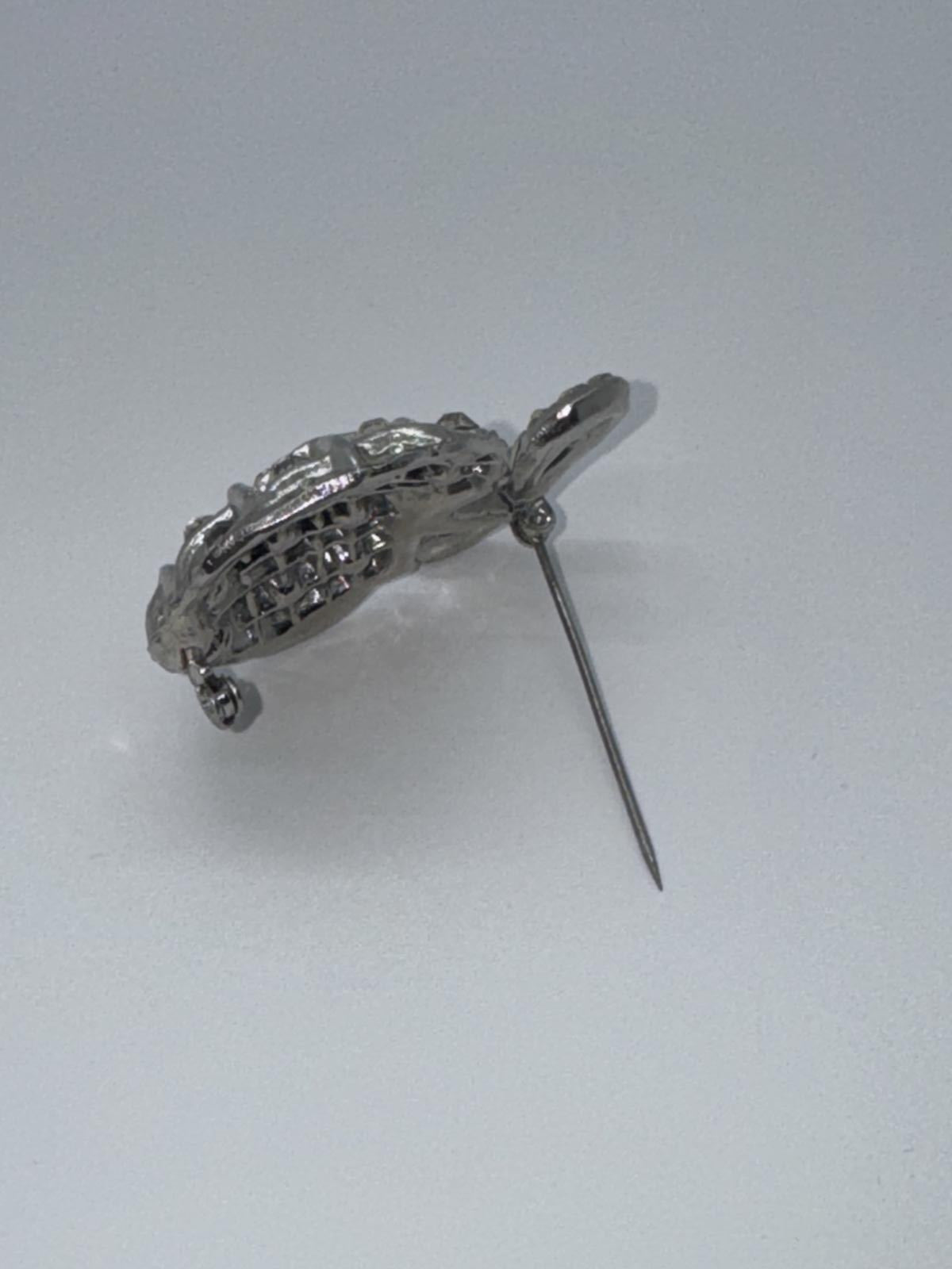 Vintage Silver-Tone Rhinestone Apple Brooch – Classic Sparkling Pin