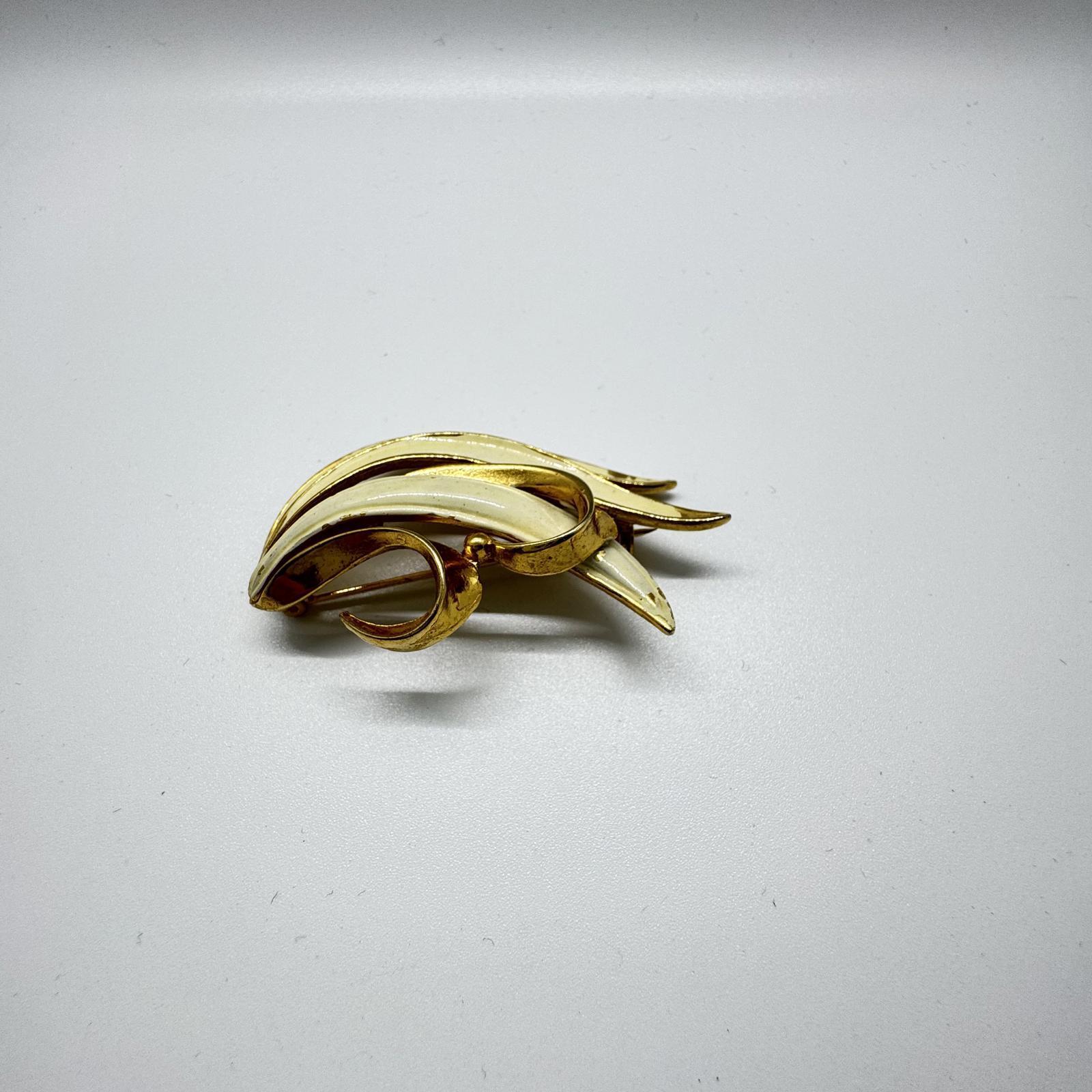 Vintage BSK Gold-Tone Swirl Brooch – Enamel Accent Elegant Signed Brooch