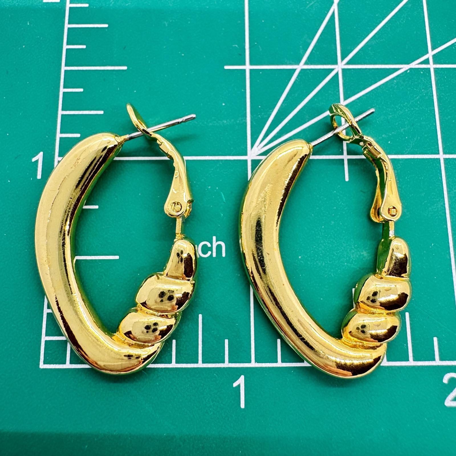 Vintage Gold-Tone Twist Hoop Earrings – Bold Retro Statement Jewelry