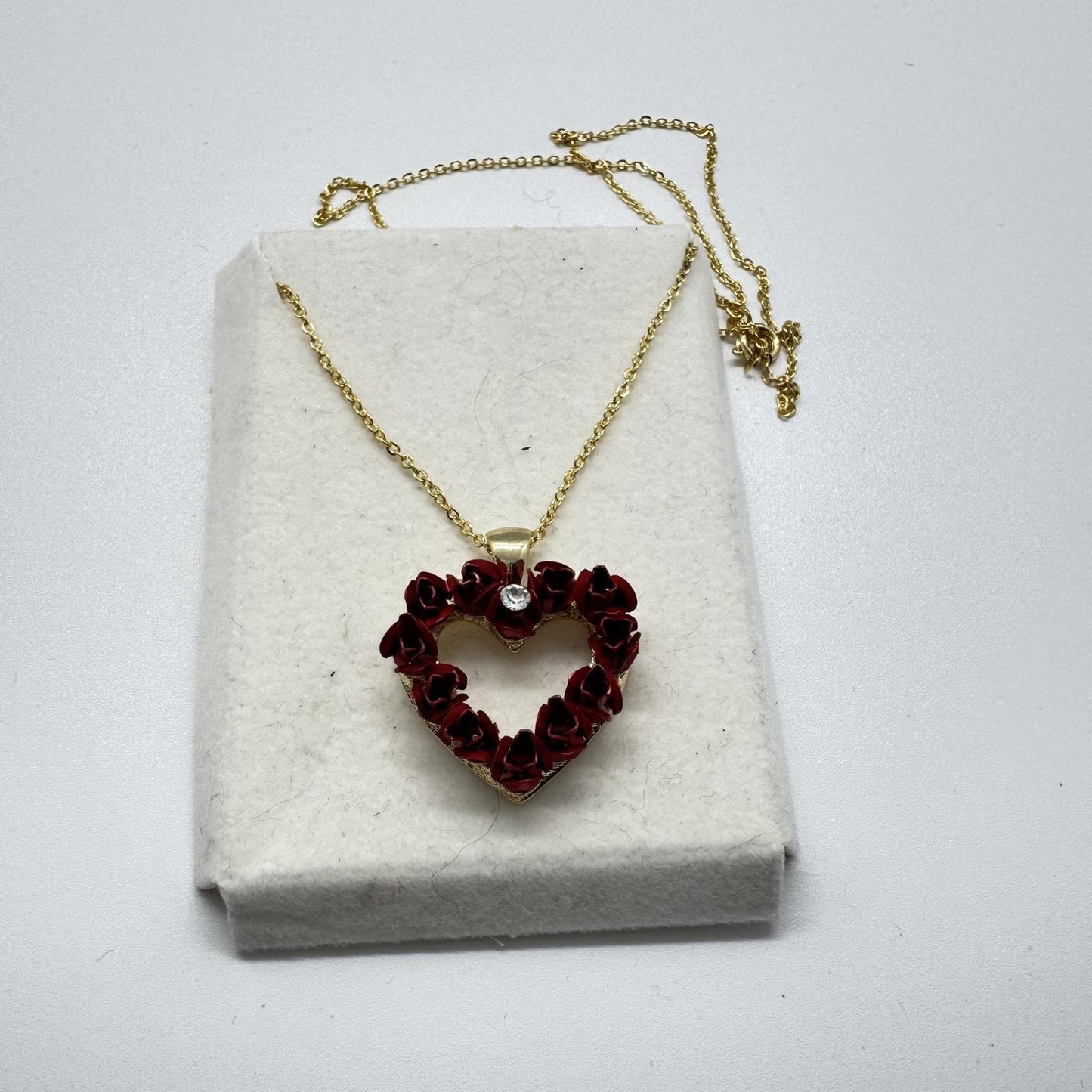 Vintage Dozen Roses Heart Pendant Necklace – Gold-Tone Romantic Jewelry Gift