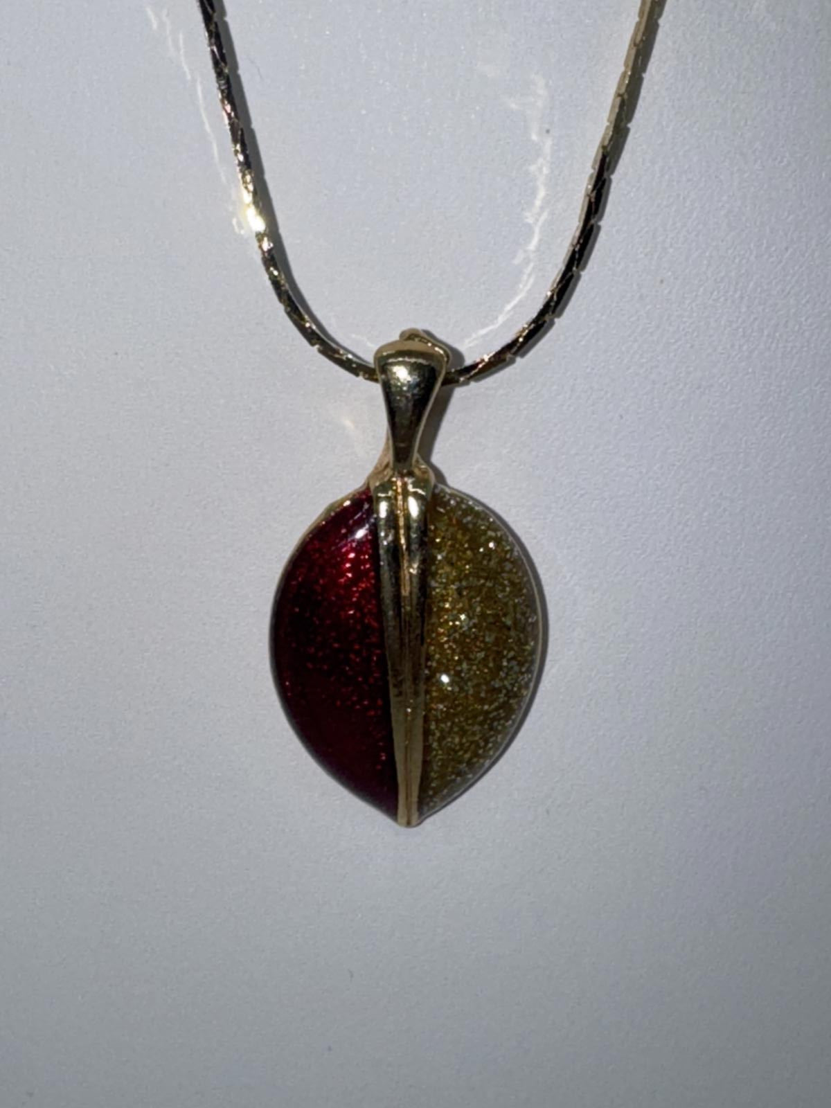 Vintage Gold-Tone Red & Gold Glitter Pendant Necklace – Elegant Retro Jewelry