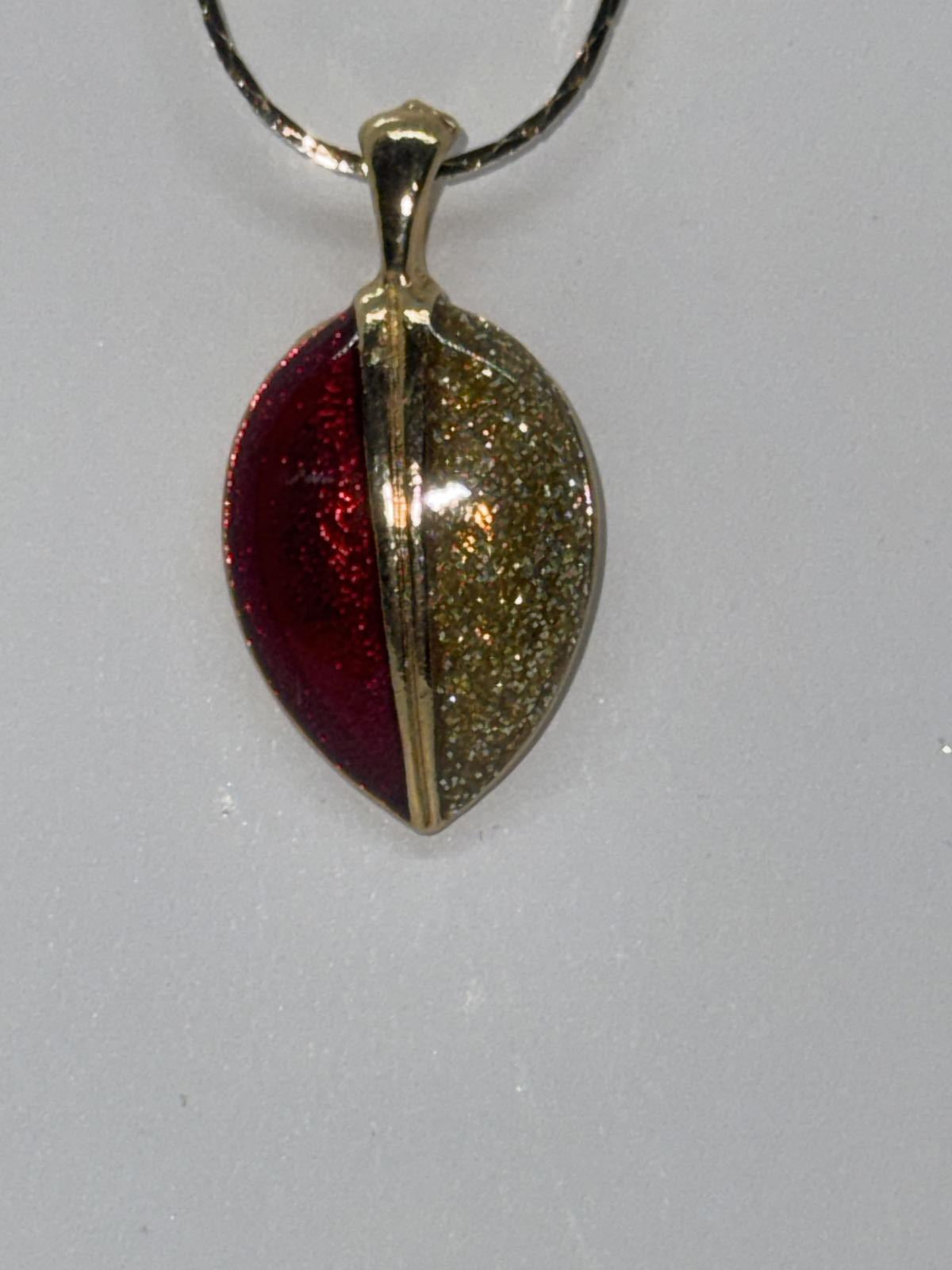Vintage Gold-Tone Red & Gold Glitter Pendant Necklace – Elegant Retro Jewelry