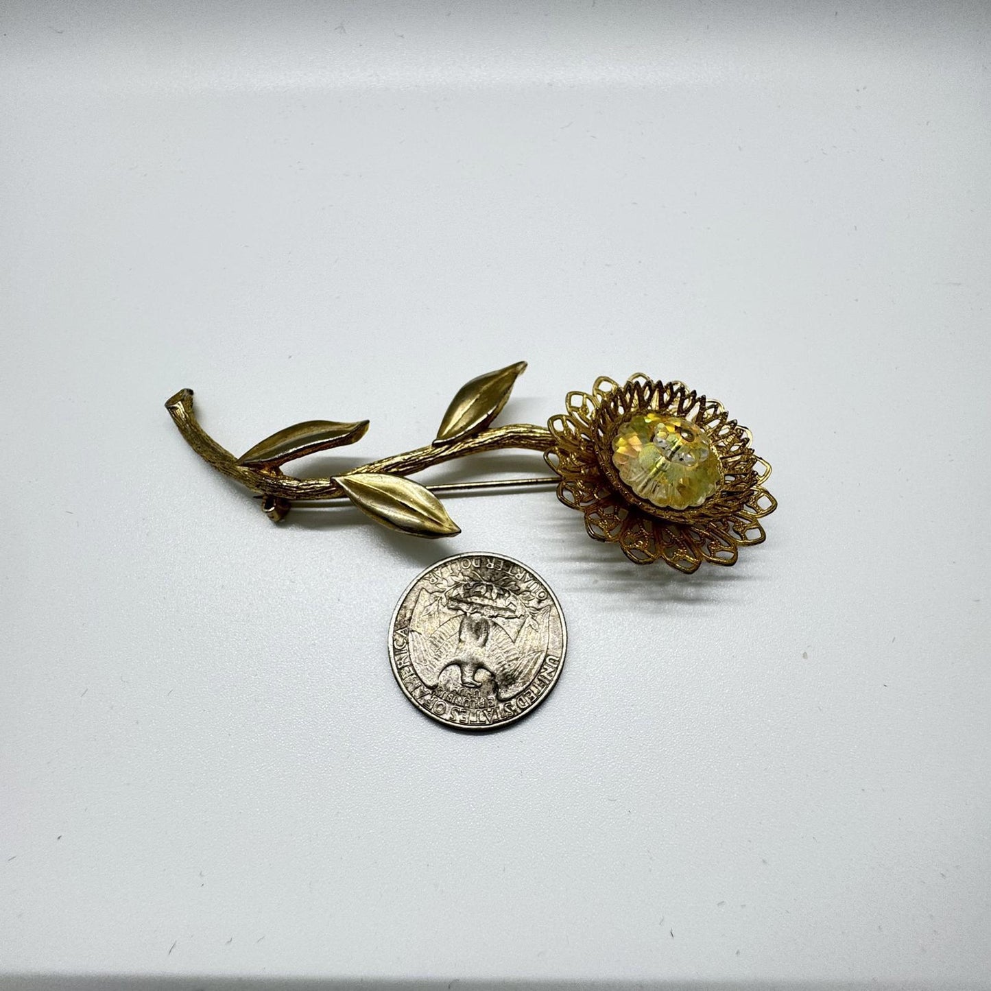Vintage Gold-Tone Sunflower Brooch – Filigree Floral Pin with Sparkling Center