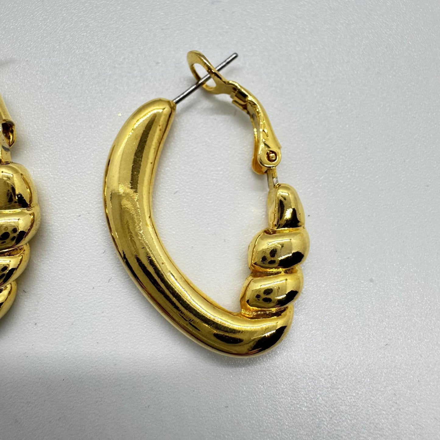 Vintage Gold-Tone Twist Hoop Earrings – Bold Retro Statement Jewelry