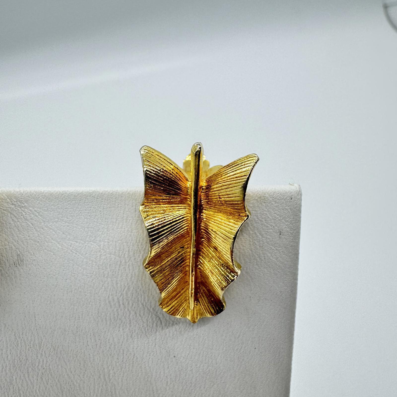Vintage Gold-Tone Leaf Clip-On Earrings – Textured Mid-Century Modern Design