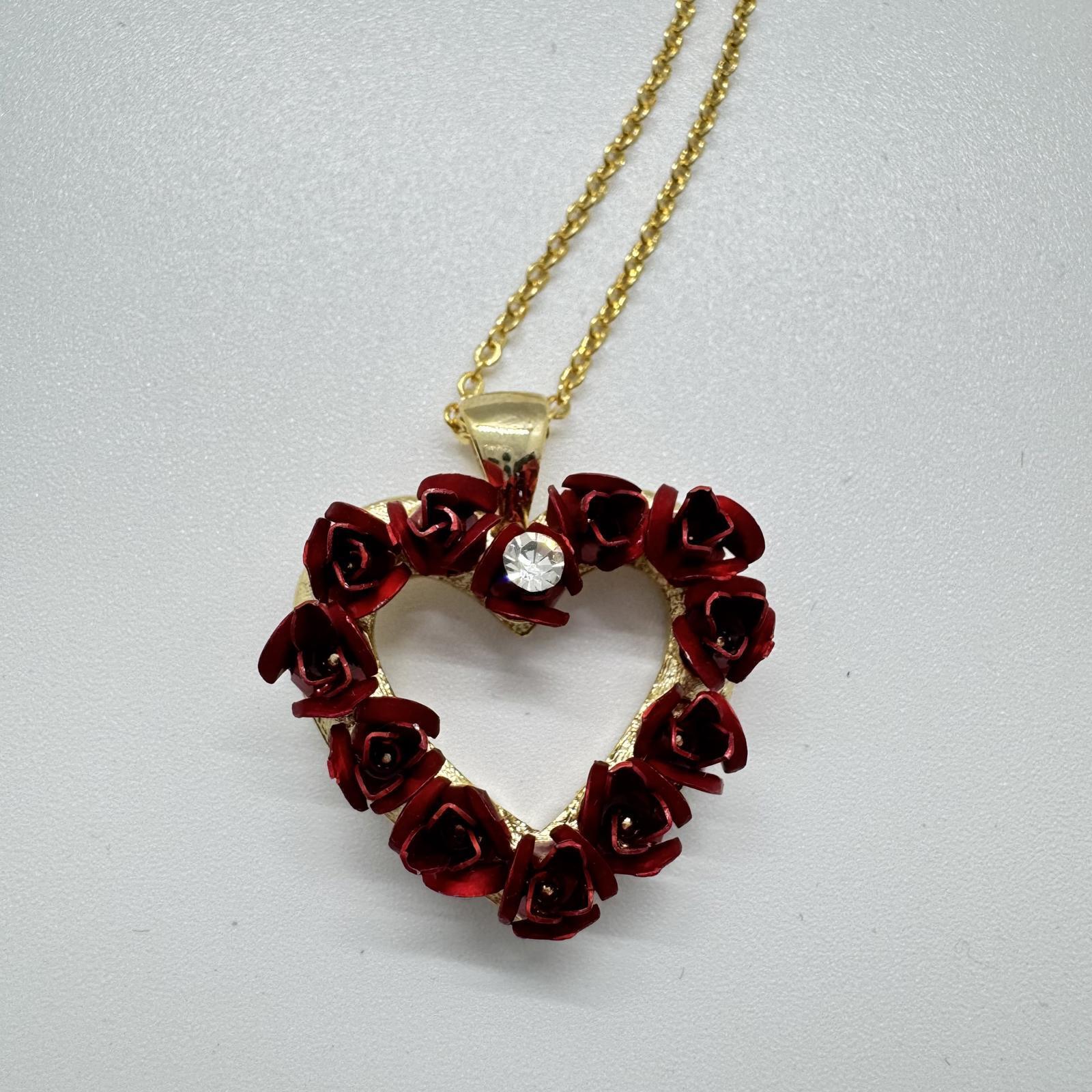 Vintage Dozen Roses Heart Pendant Necklace – Gold-Tone Romantic Jewelry Gift