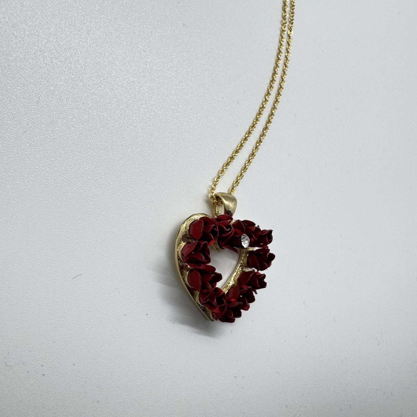 Vintage Dozen Roses Heart Pendant Necklace – Gold-Tone Romantic Jewelry Gift