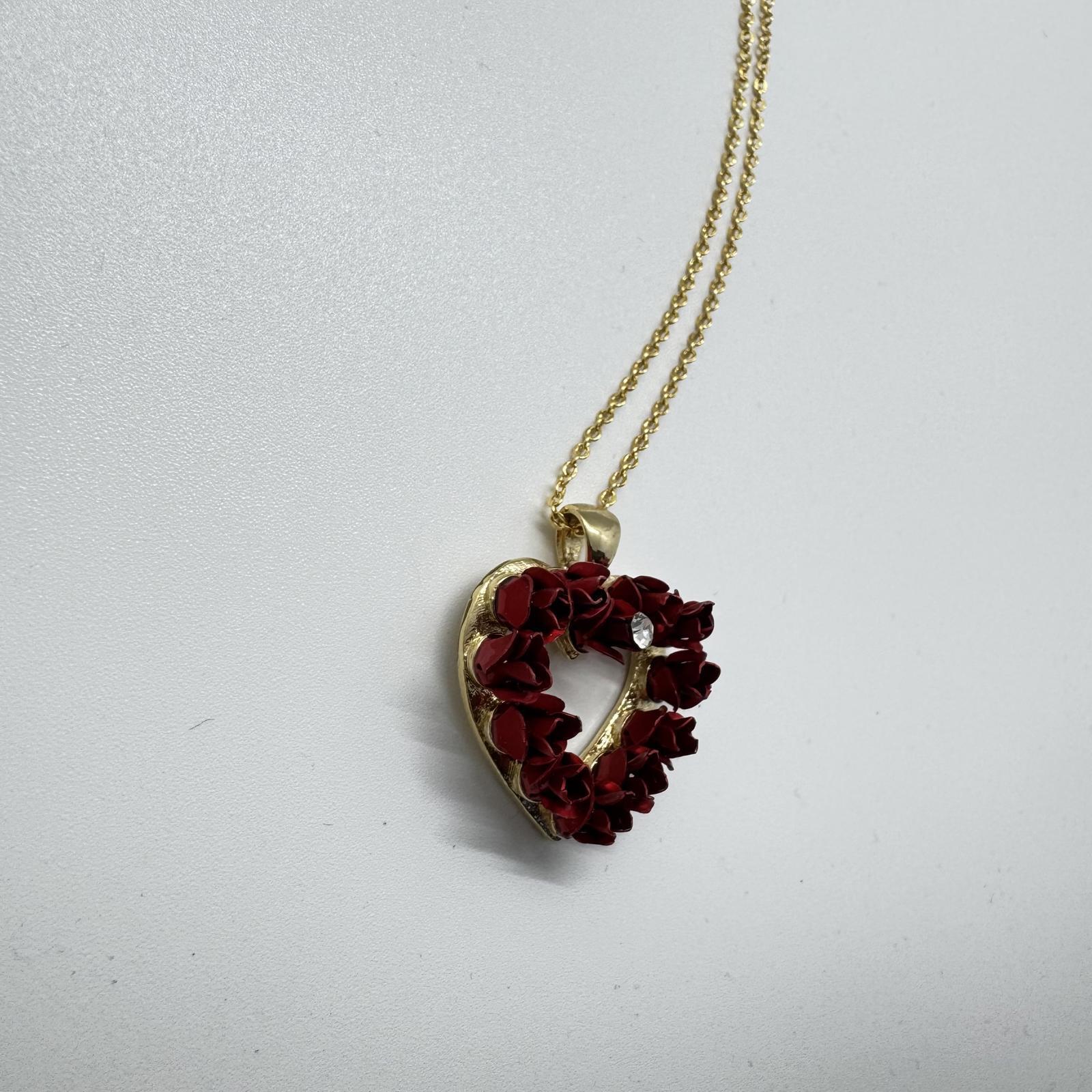 Vintage Dozen Roses Heart Pendant Necklace – Gold-Tone Romantic Jewelry Gift