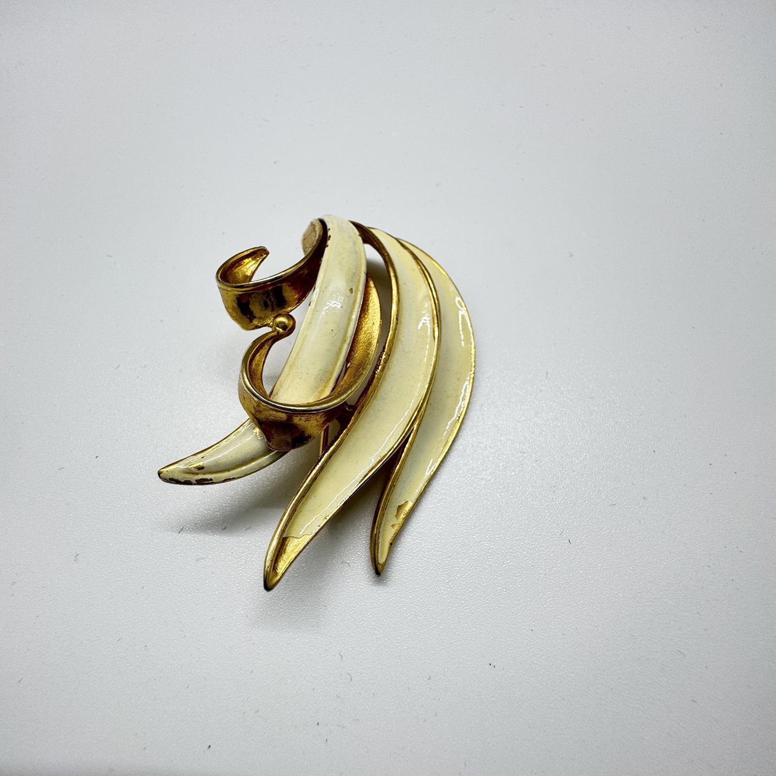 Vintage BSK Gold-Tone Swirl Brooch – Enamel Accent Elegant Signed Brooch