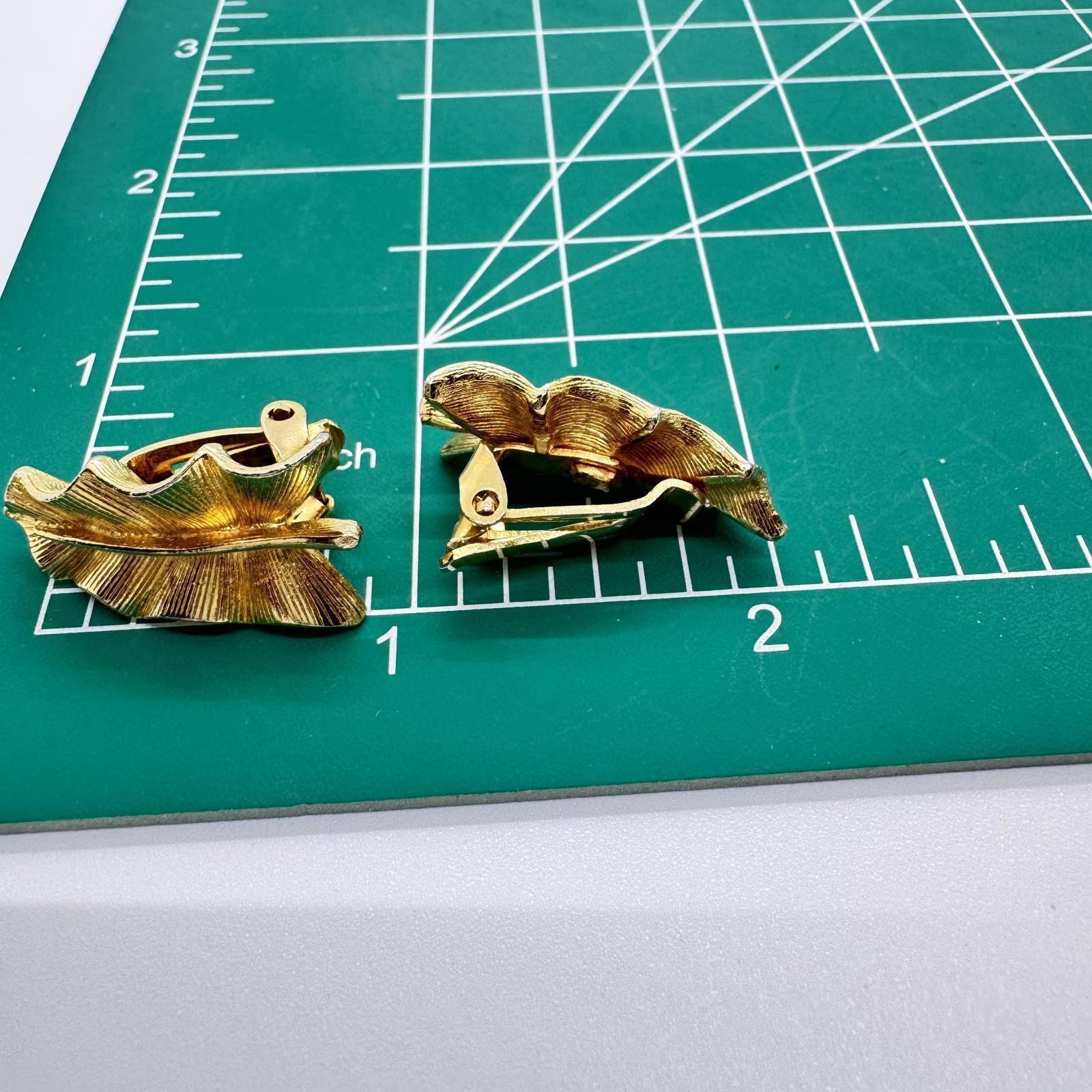 Vintage Gold-Tone Leaf Clip-On Earrings – Textured Mid-Century Modern Design