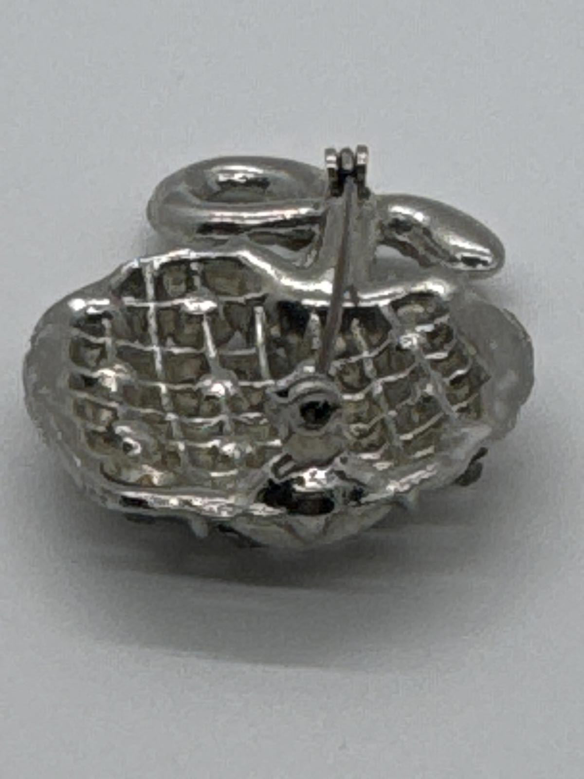 Vintage Silver-Tone Rhinestone Apple Brooch – Classic Sparkling Pin