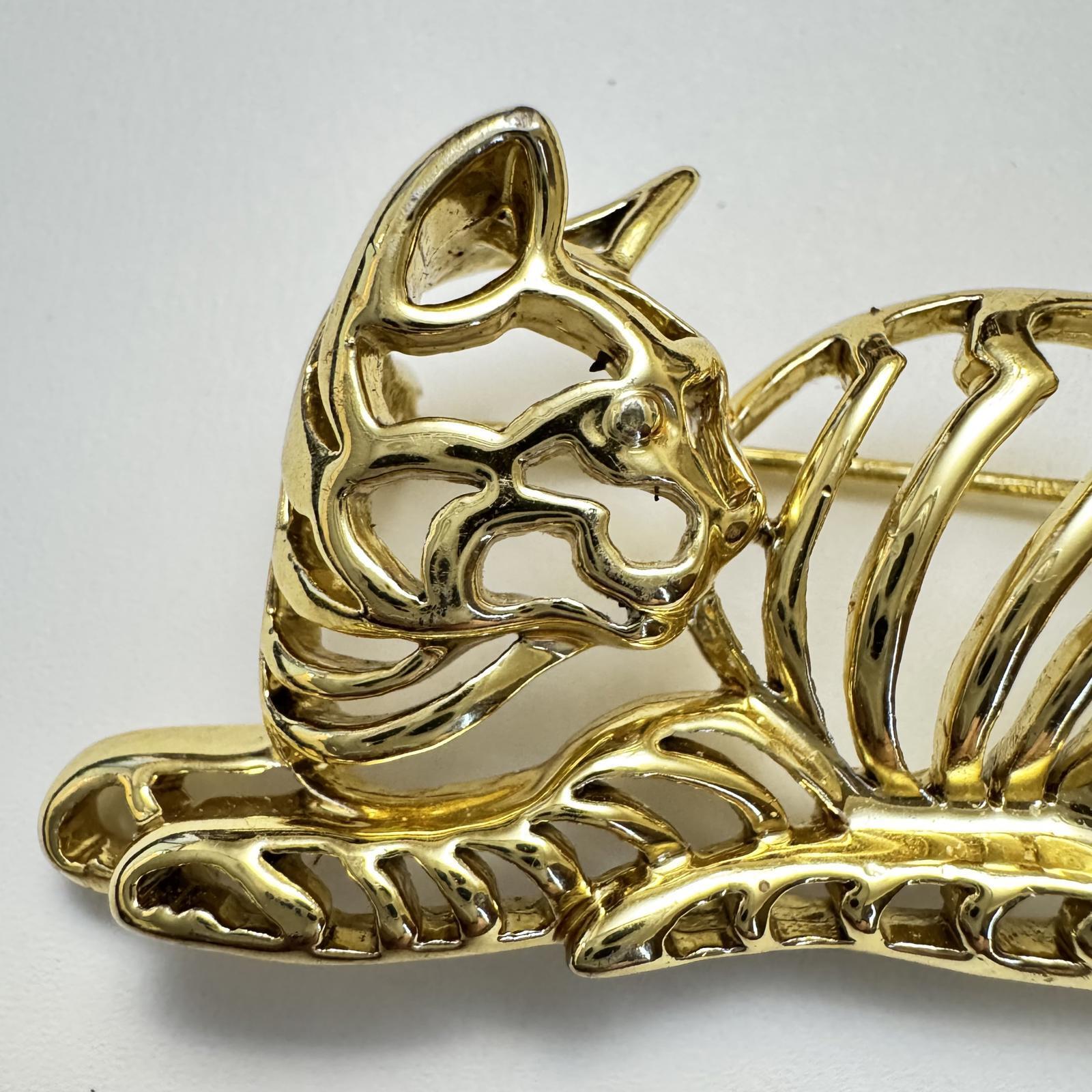 Charming Vintage Gold Cat Brooch – Elegant Whimsical Animal Pin