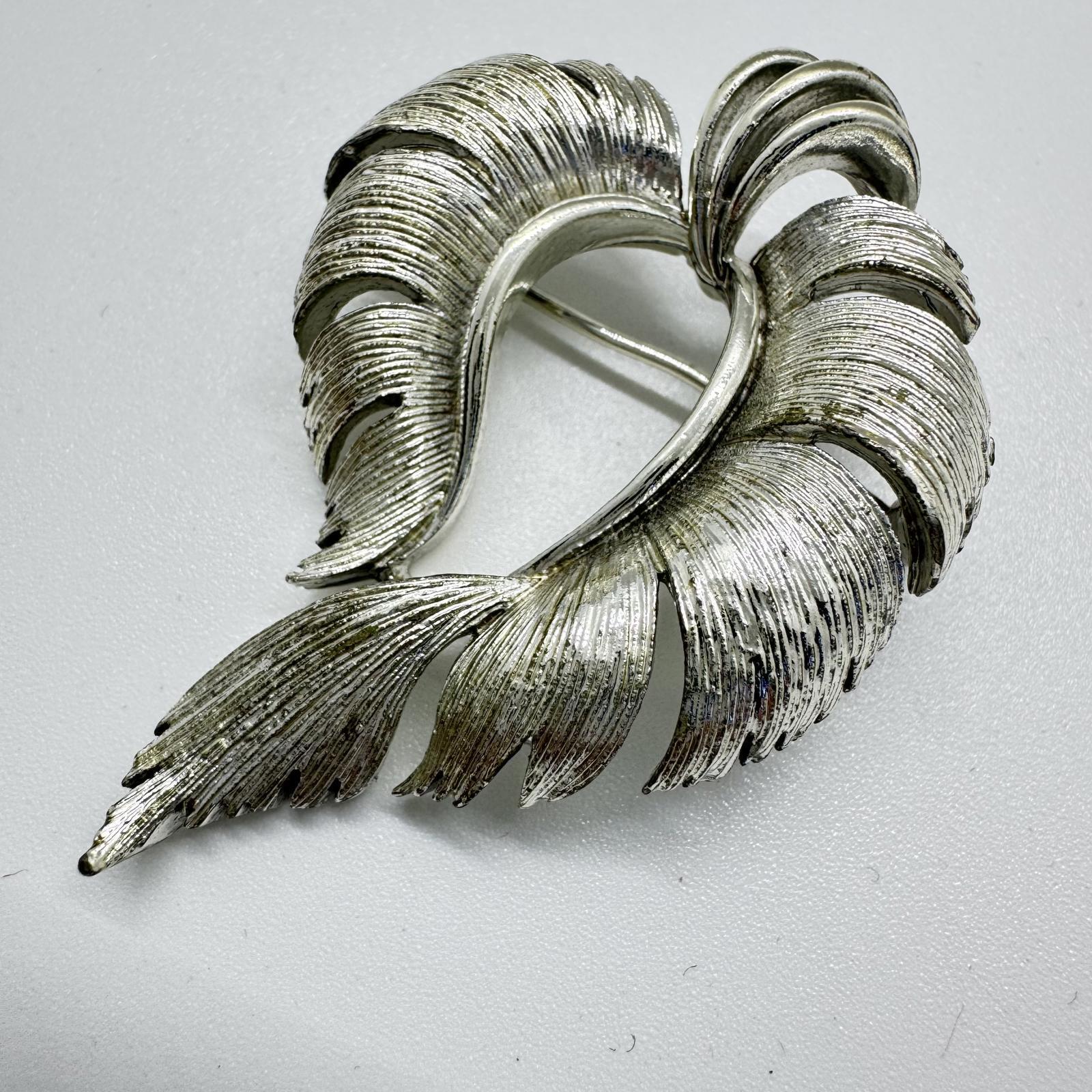 Vintage Lisner Silver-Tone Leaf Brooch – Elegant Swirl Pin, Mid-Century Classic