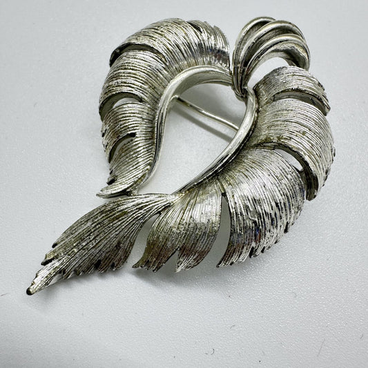 Vintage Lisner Silver-Tone Leaf Brooch – Elegant Swirl Pin, Mid-Century Classic
