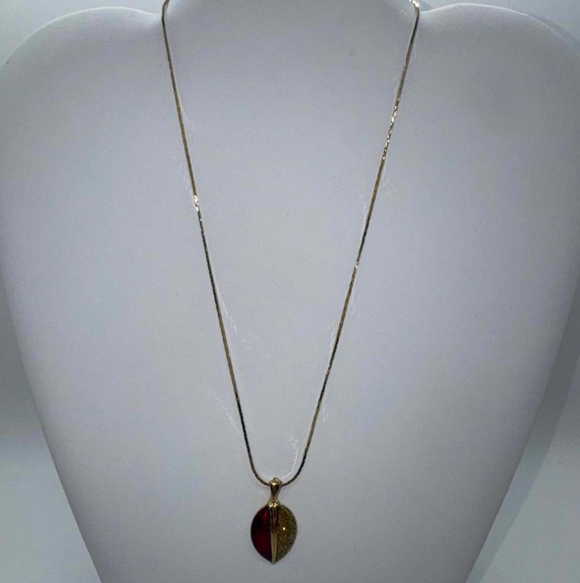 Vintage Gold-Tone Red & Gold Glitter Pendant Necklace – Elegant Retro Jewelry