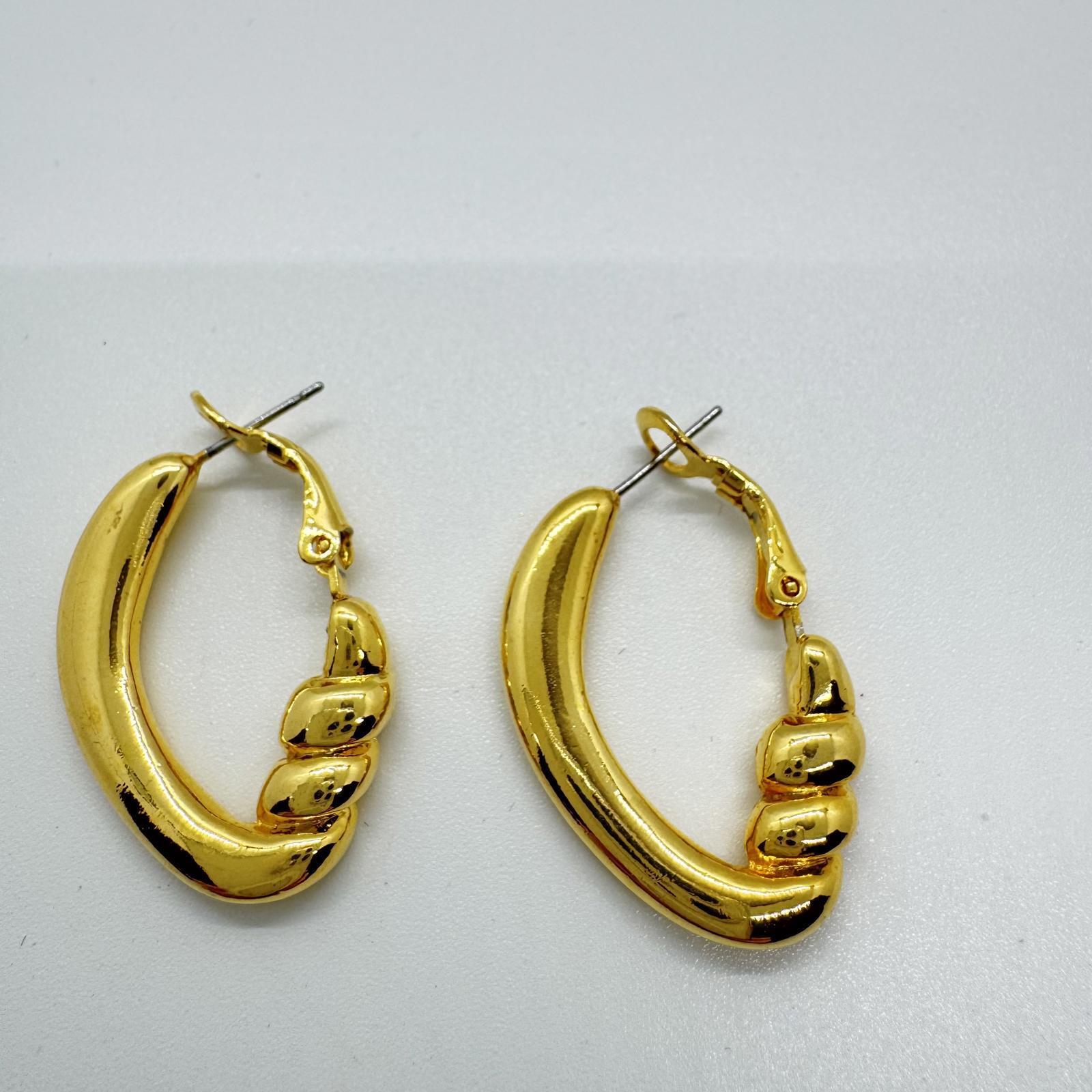 Vintage Gold-Tone Twist Hoop Earrings – Bold Retro Statement Jewelry