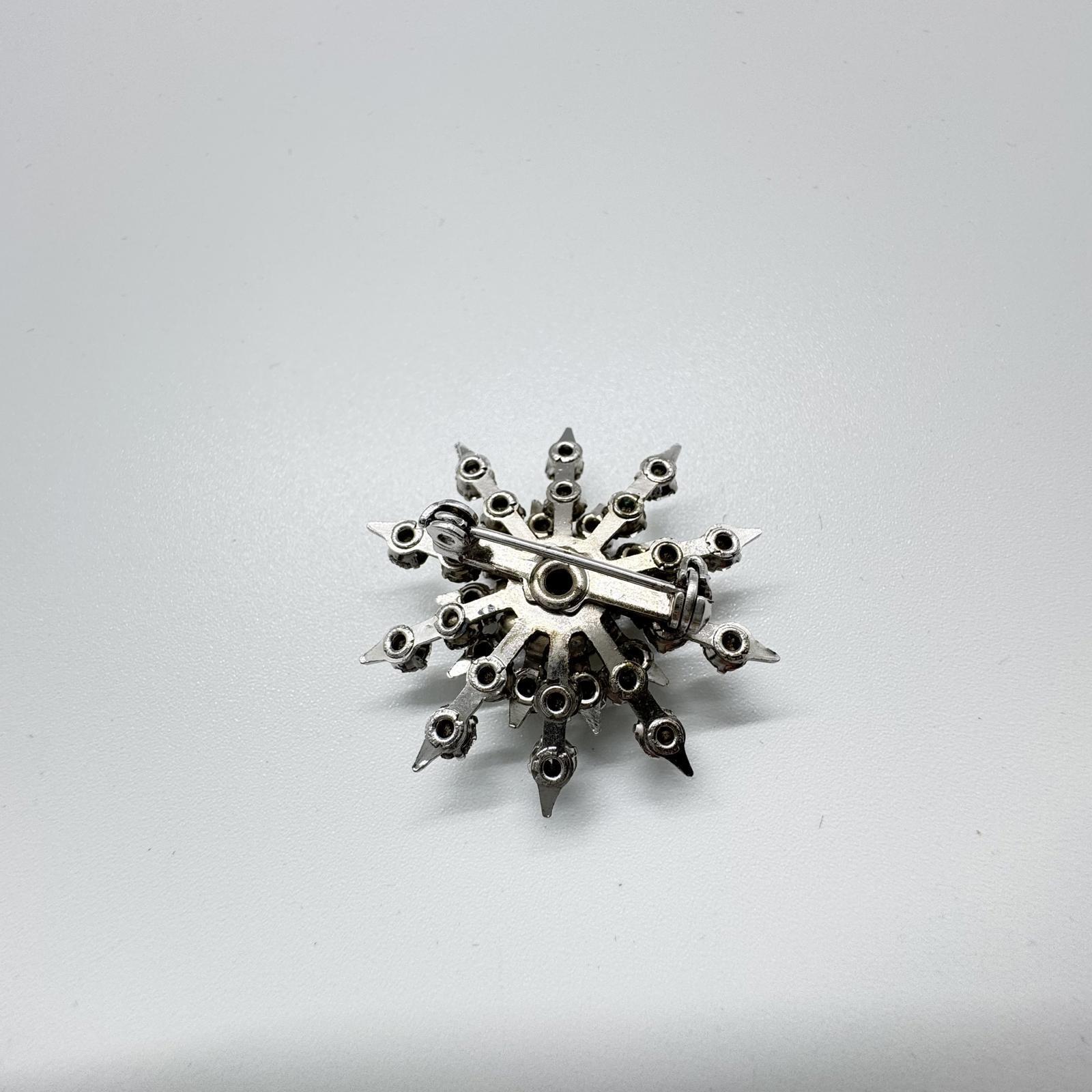 Vintage Silver-Tone Rhinestone Snowflake Brooch – Mid-Century Starburst Pin