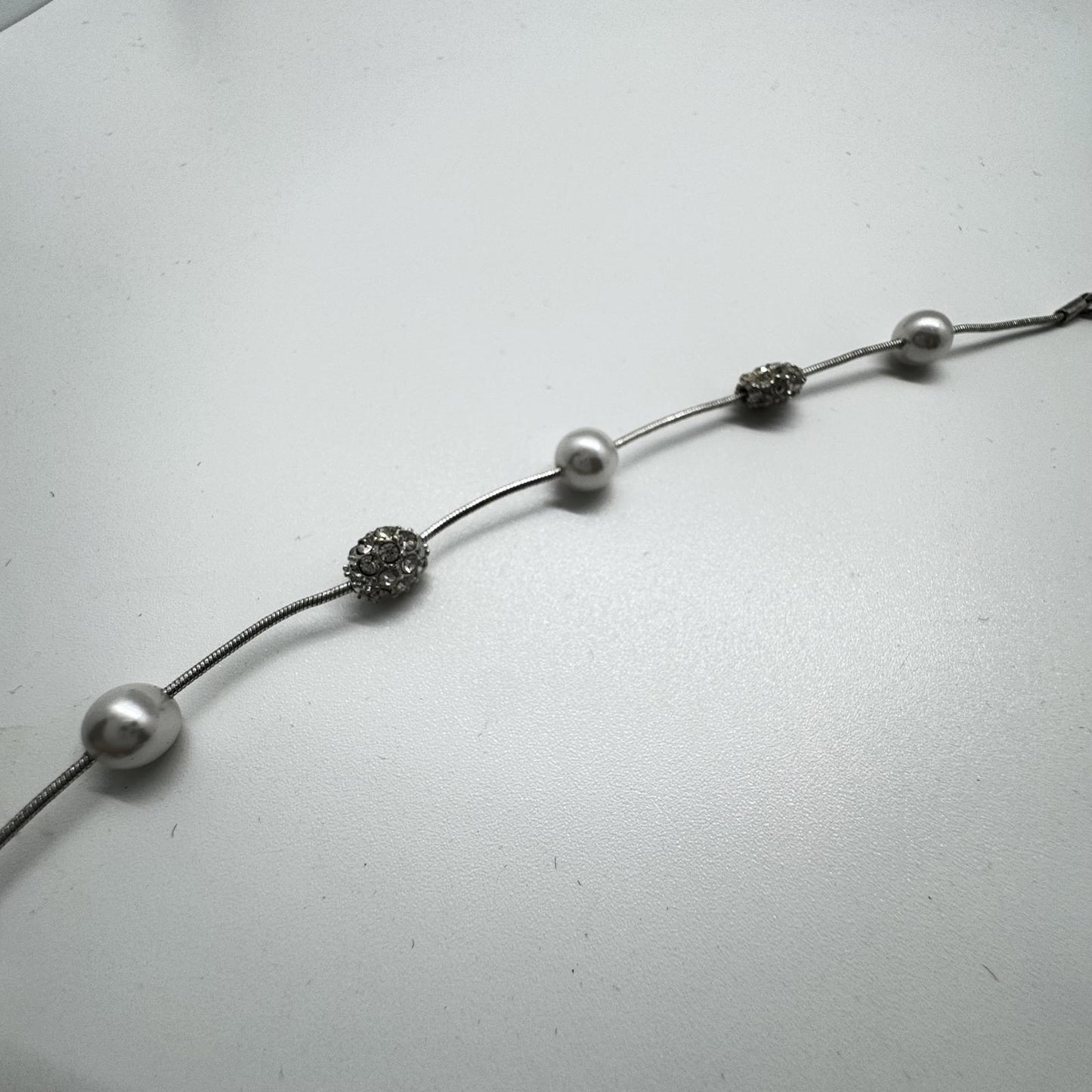 Silver-Tone Faux Pearl & Rhinestone Necklace – Elegant & Classic Jewelry