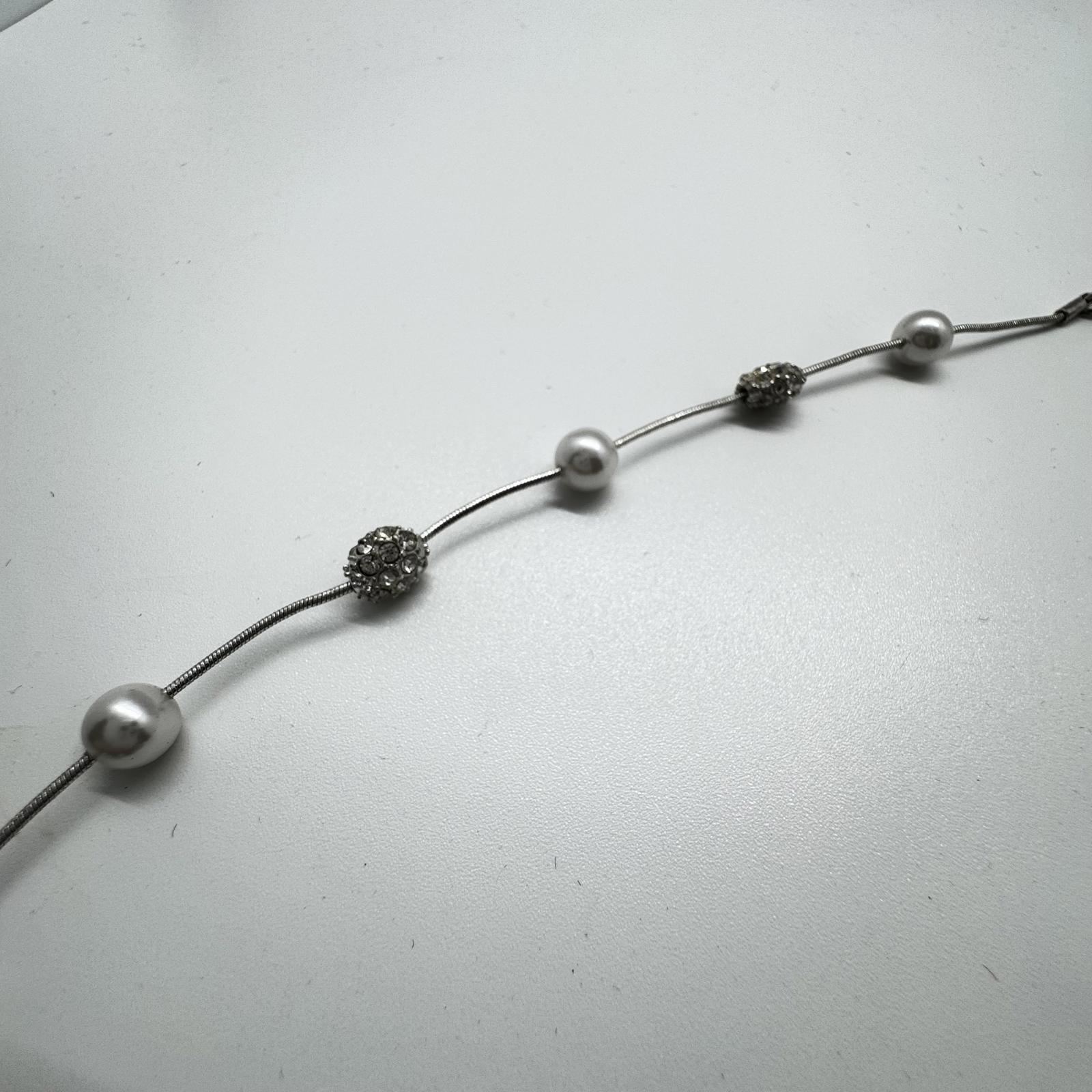 Silver-Tone Faux Pearl & Rhinestone Necklace – Elegant & Classic Jewelry