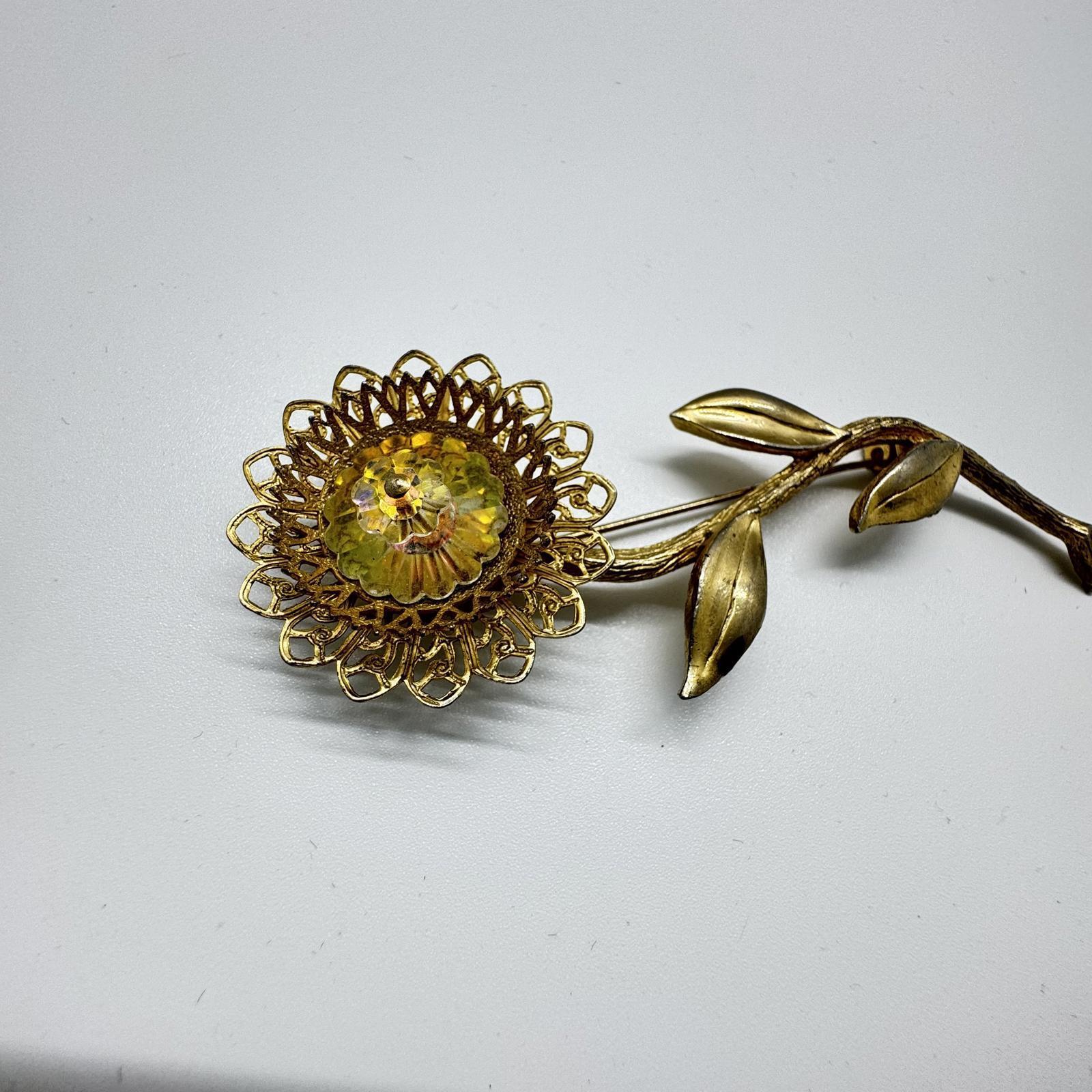 Vintage Gold-Tone Sunflower Brooch – Filigree Floral Pin with Sparkling Center