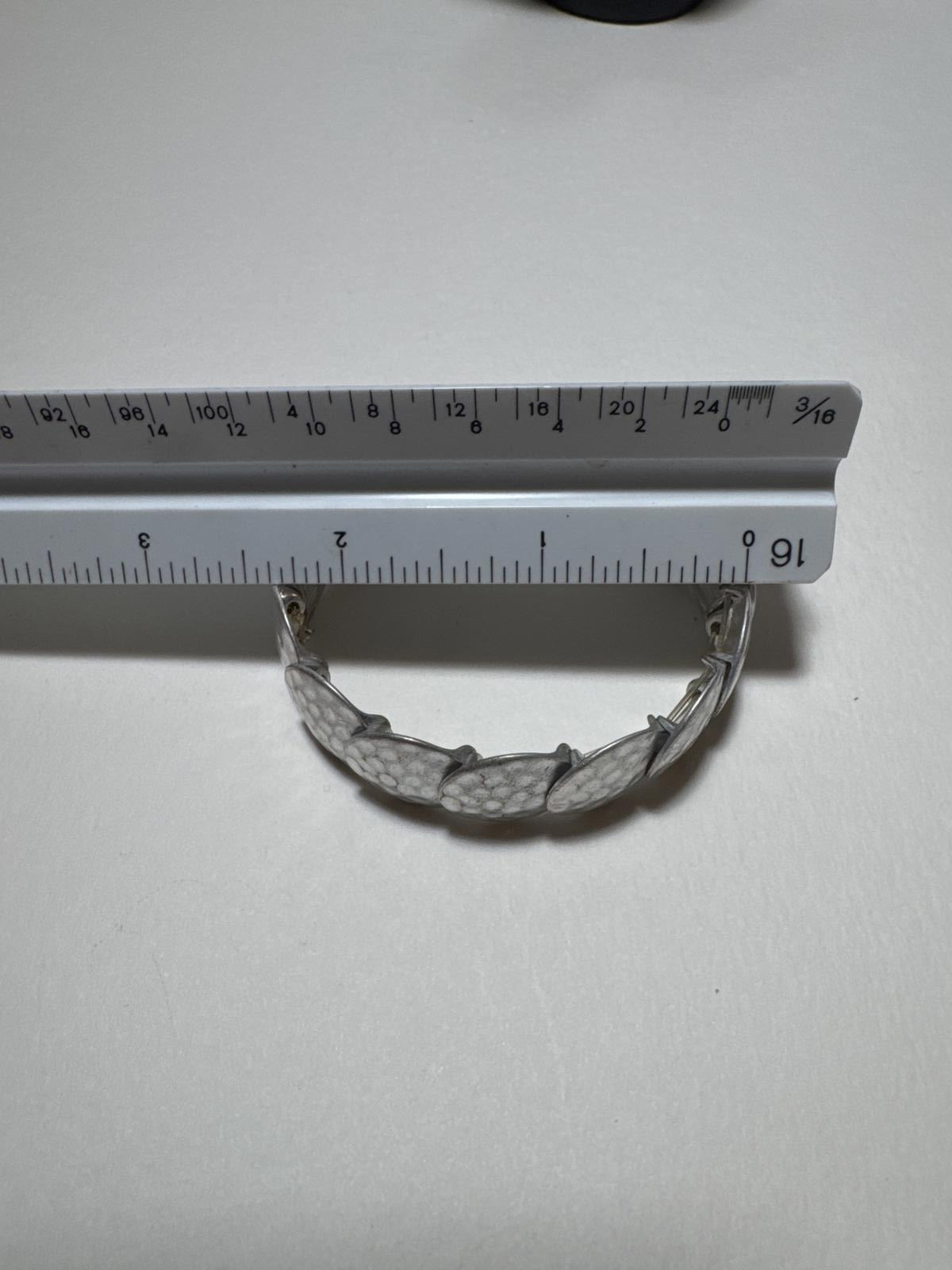 Elegant Silver Tone Scalloped Stetch Bracelet BoHo design