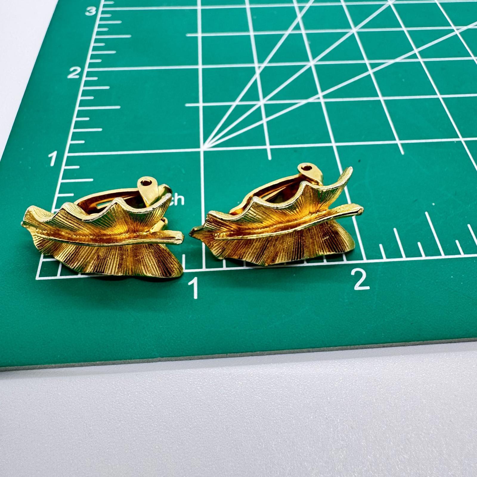 Vintage Gold-Tone Leaf Clip-On Earrings – Textured Mid-Century Modern Design