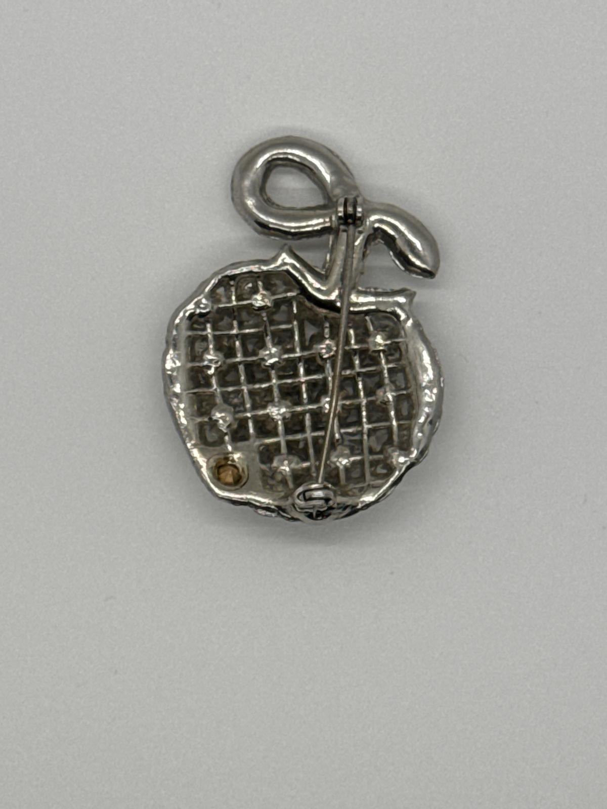 Vintage Silver-Tone Rhinestone Apple Brooch – Classic Sparkling Pin