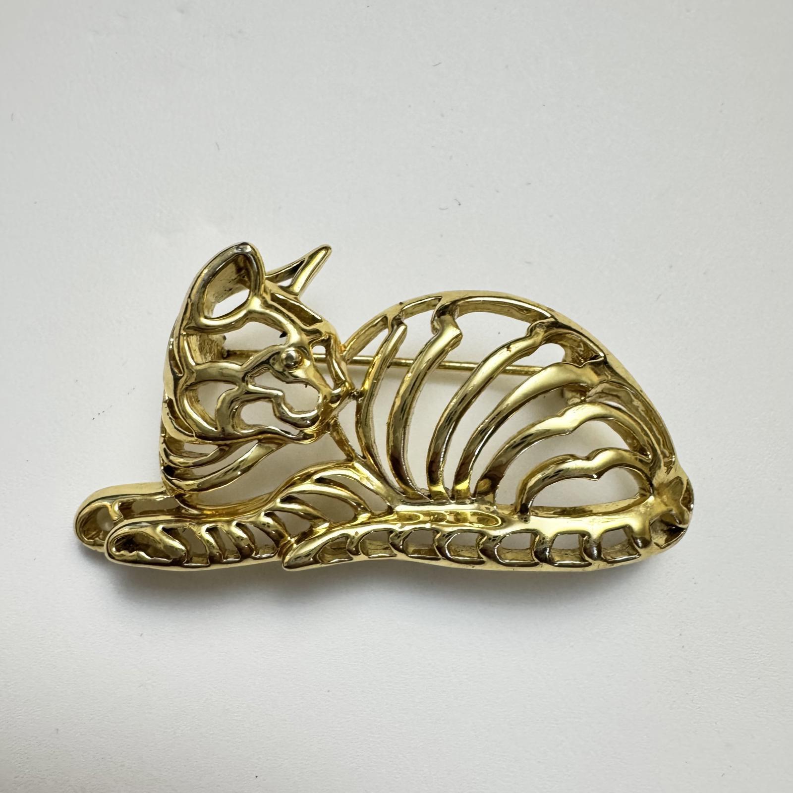 Charming Vintage Gold Cat Brooch – Elegant Whimsical Animal Pin