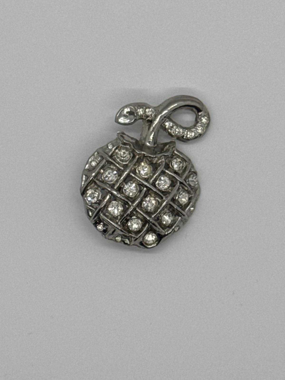 Vintage Silver-Tone Rhinestone Apple Brooch – Classic Sparkling Pin